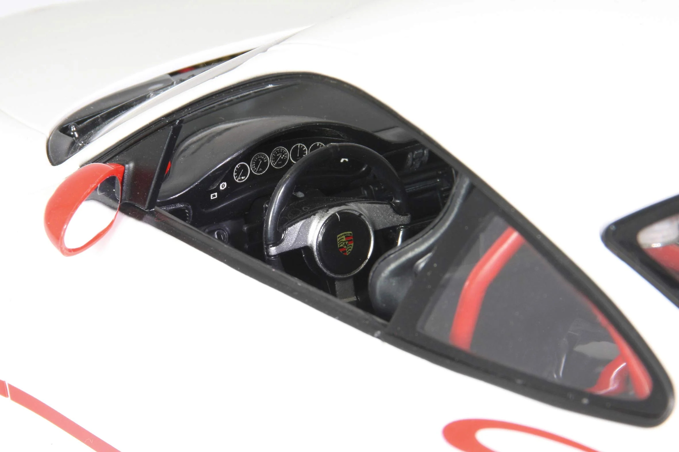 JAMARA Porsche GT3 RS 1:14 Weiss 2,4GHz - offiziell lizenziert, bis 1 Std. Fahrzeit bei 11 Km/h, LED, Perfekt nachgebildete Details, detaillierter Innenraum,hochwertige Verarbeitung - Image 6