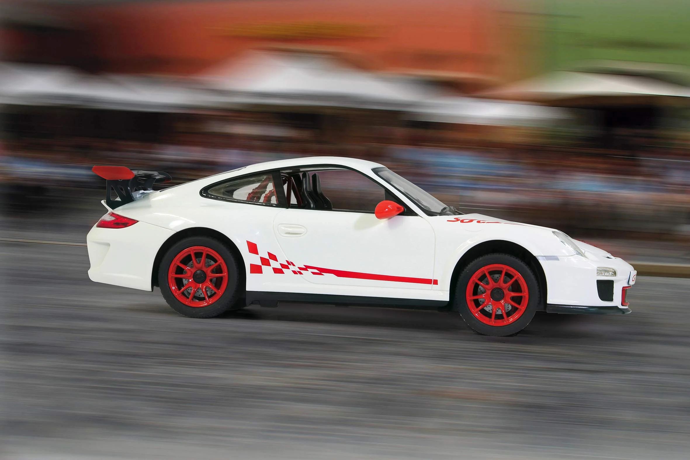 JAMARA Porsche GT3 RS 1:14 Weiss 2,4GHz - offiziell lizenziert, bis 1 Std. Fahrzeit bei 11 Km/h, LED, Perfekt nachgebildete Details, detaillierter Innenraum,hochwertige Verarbeitung - Image 7