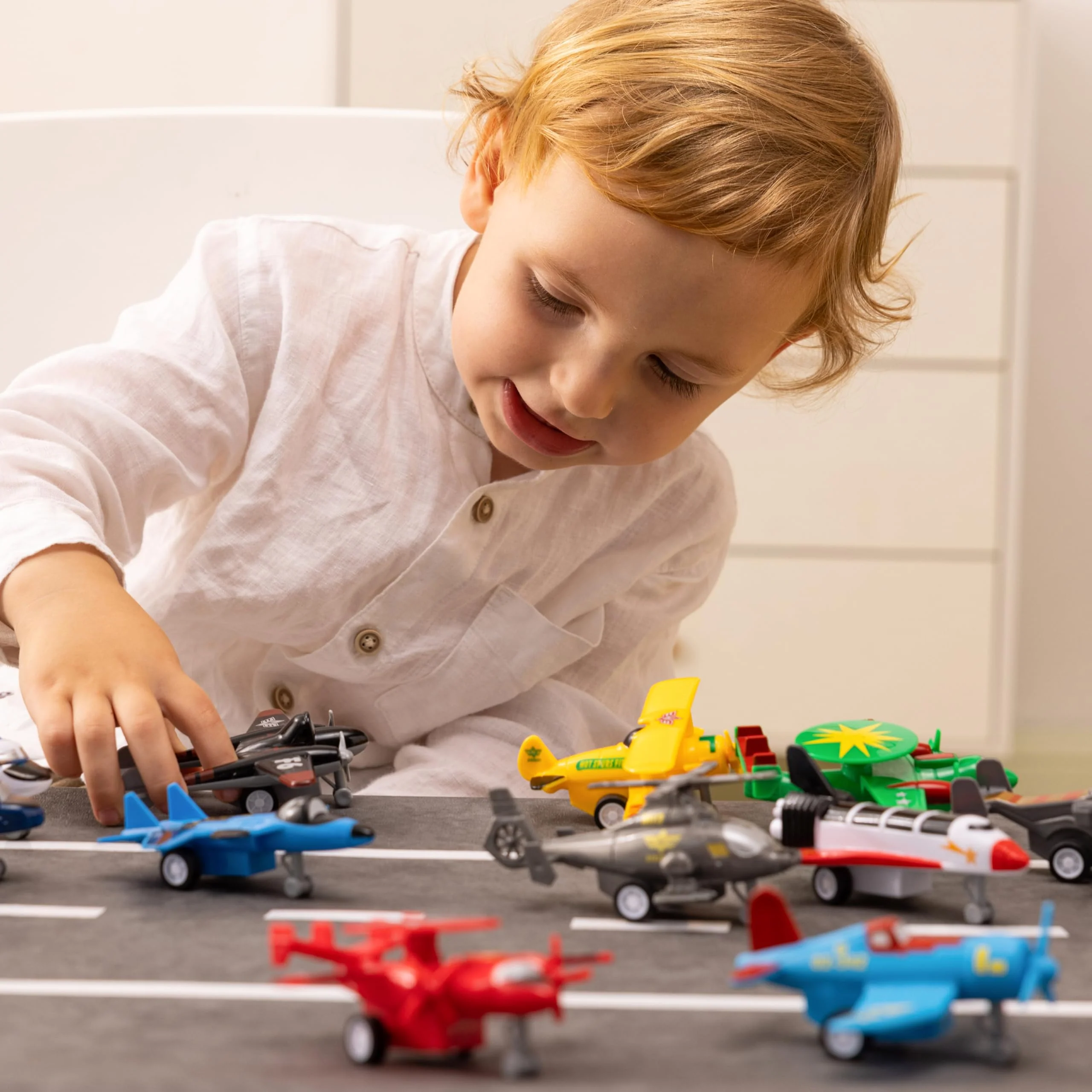 JOYIN 16-teiliges Flugzeug Spielzeug zum Zurückziehen, Spielzeug ab 3 Jahren Jungen, Flugzeug Spielzeugset Hubschrauber Kampfjet, Geschenke für Kinder im Alter von 2-8 Jahren - Image 9