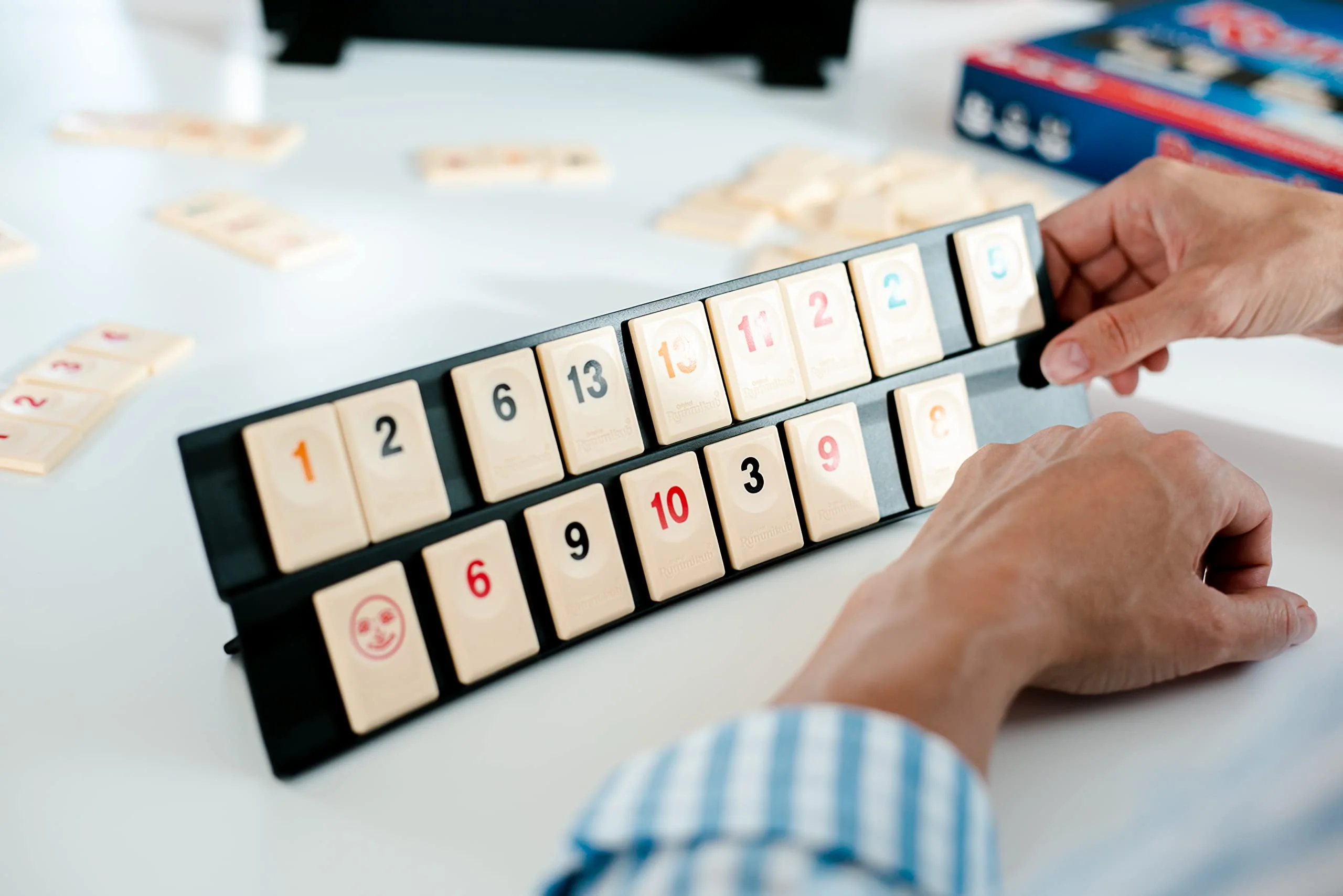 Jumbo Spiele Original Rummikub Classic - der Spieleklassiker unter den Gesellschaftsspielen - für Erwachsene und Kinder ab 7 Jahren JUM17571 Mehrfarbig 2,7 x 3,7 cm - Image 4