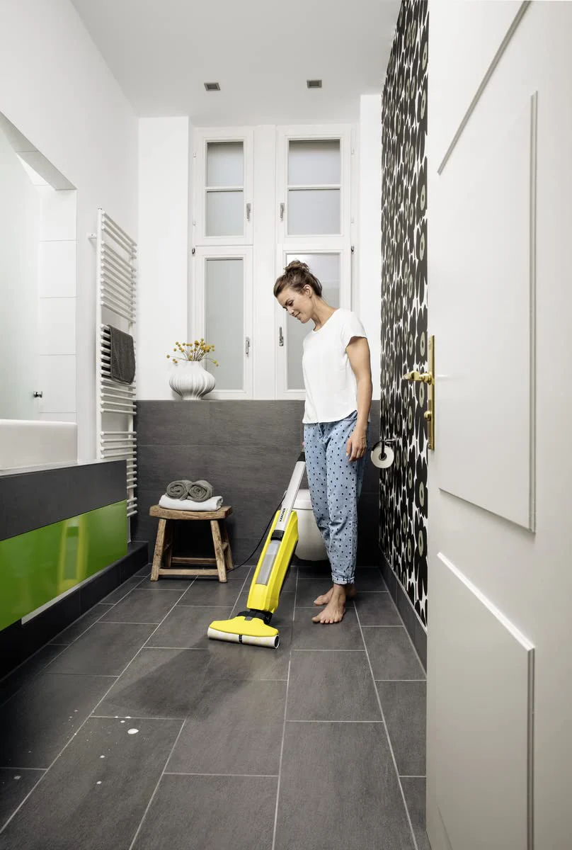 Kärcher Hartbodenreiniger FC 5 – elektrischer Bodenreiniger für 60 qm – müheloses Reinigen in einem Arbeitsgang inkl. Universalwalzenpaar und 30 ml Reinigungsmittel RM 536, 1 Stück (1er Pack), Gelb - Image 7