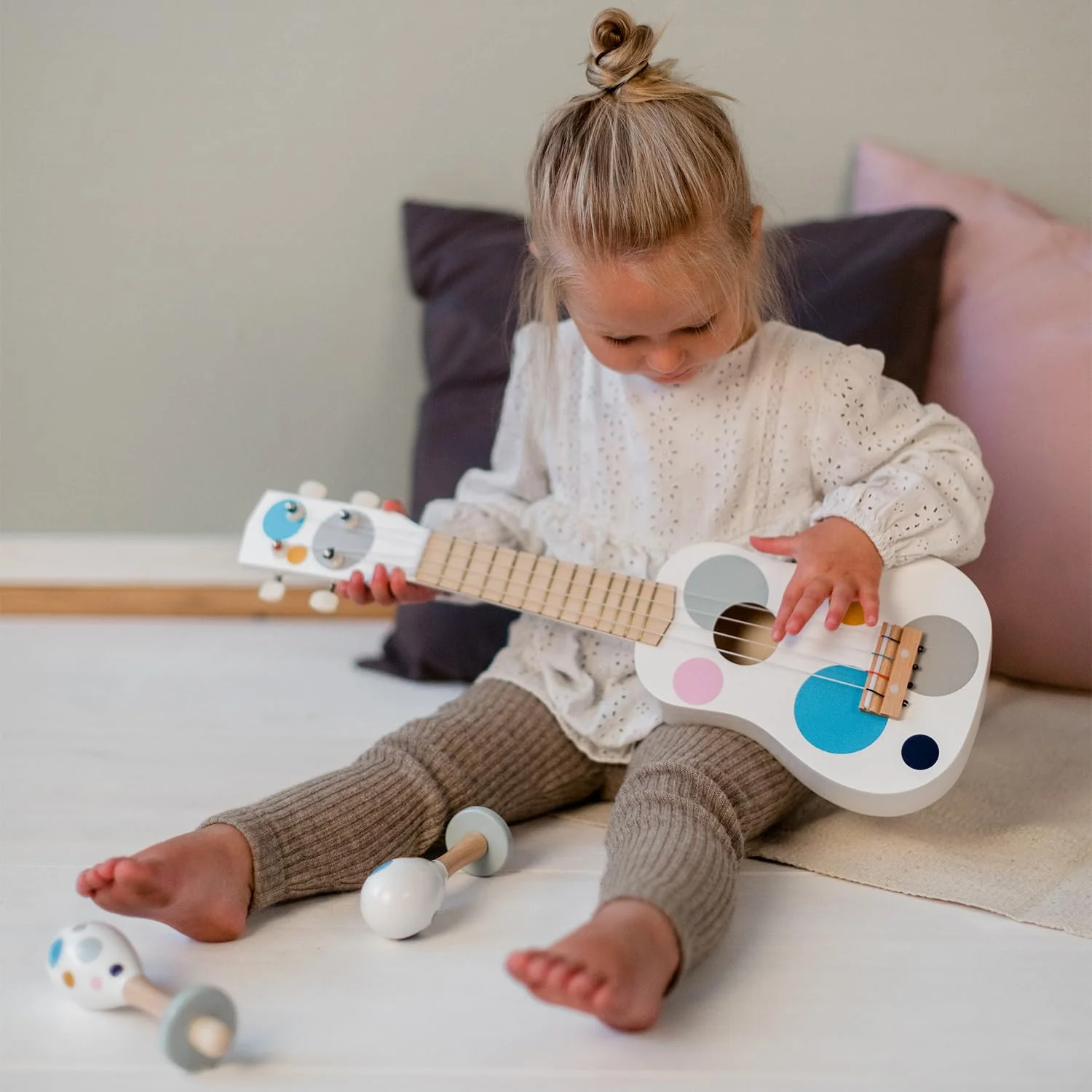 Kindsgut Musikinstrumenten-Set mit Gitarre Rasseln und Tamburin, dezente und Moderne Farben, Punkte - Image 9