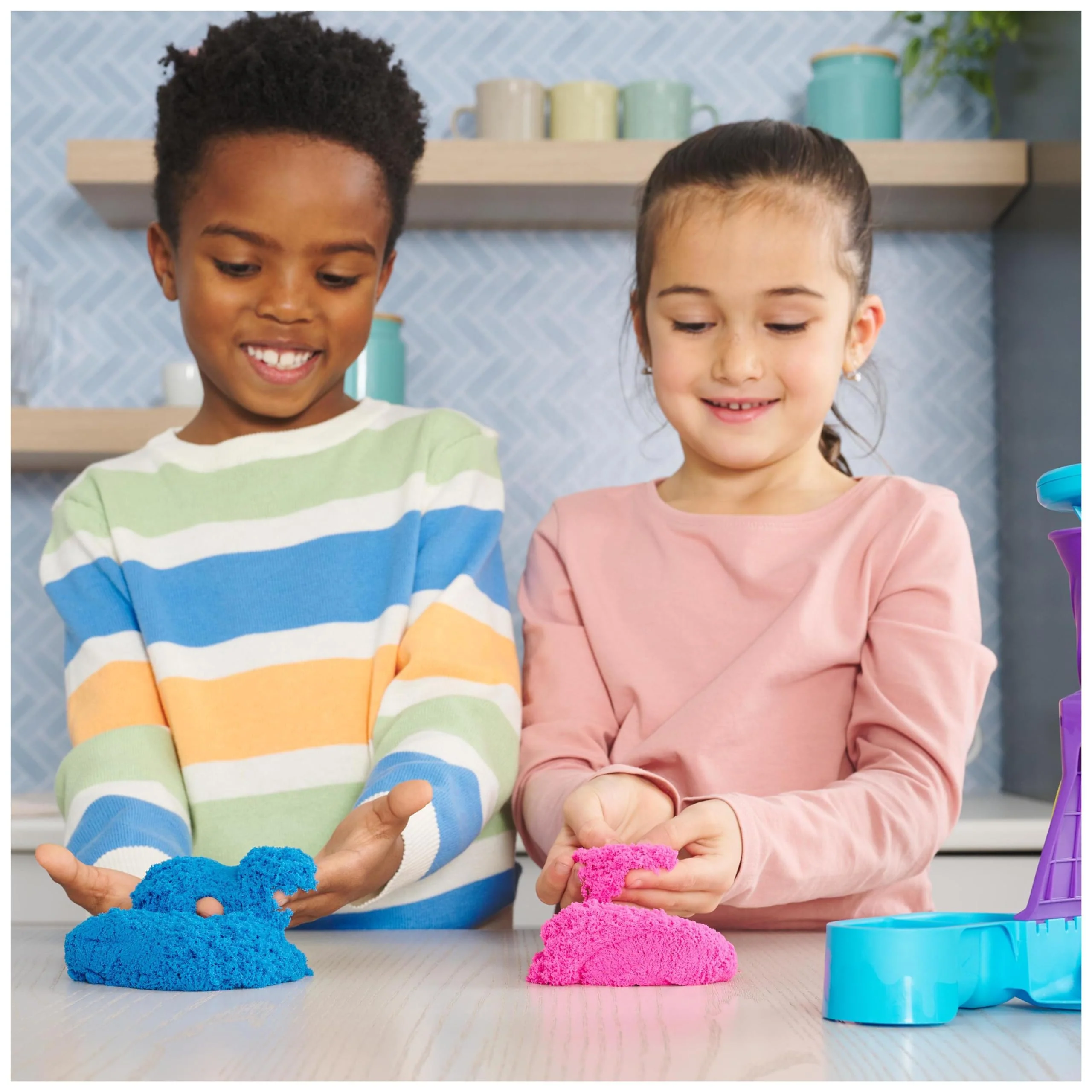 Kinetic Sand Softeis Station - mit 396 g original magischem Sand in DREI Farben und umfangreichem Zubehör für kreatives Indoor-Sandspiel, für Kinder ab 3 Jahren - Image 3