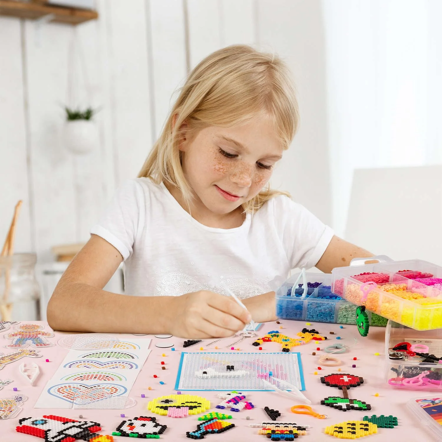 La Manuli Bügelperlenset 24000 Stück Bügelperlen mit Steckplatten, Vorlagen und Zubehör, 5mm Midi Größe (20 Farben + im Dunkeln Leuchten) XXL Bastel Set für Jungen und Mädchen - Image 8