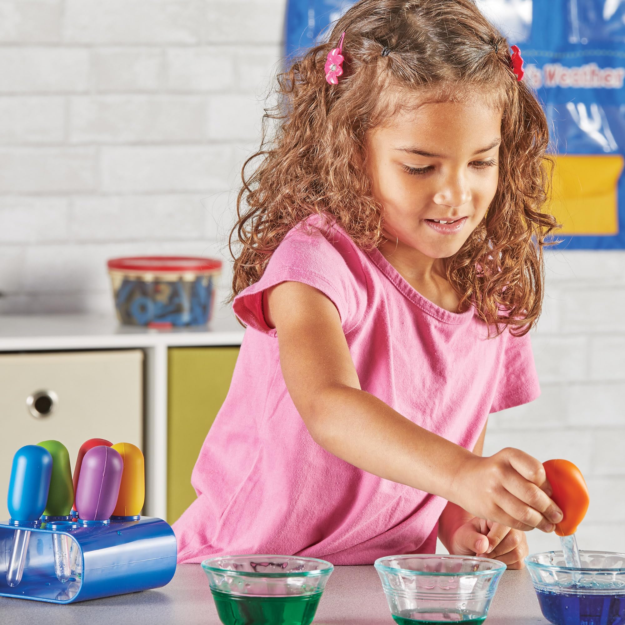 Learning Resources Riesen-Pipetten (Set mit 6 Stück in Halterung), pipetten groß für tuff Tray & Sensory Play, wasserspielzeug Kinder, Pipette für wissenschaftliche experimente für Kinder ab 3+ - Image 3