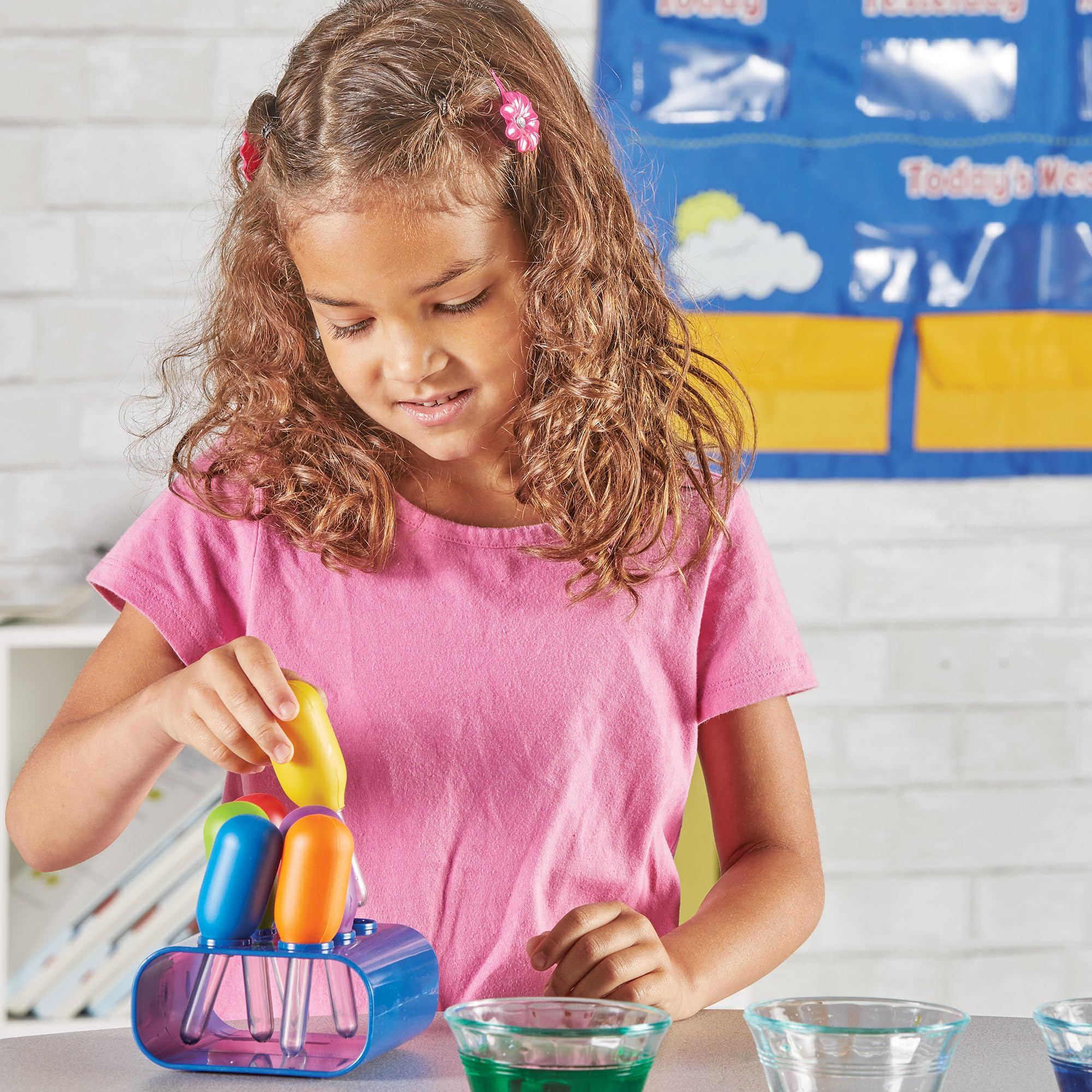 Learning Resources Riesen-Pipetten (Set mit 6 Stück in Halterung), pipetten groß für tuff Tray & Sensory Play, wasserspielzeug Kinder, Pipette für wissenschaftliche experimente für Kinder ab 3+ - Image 5