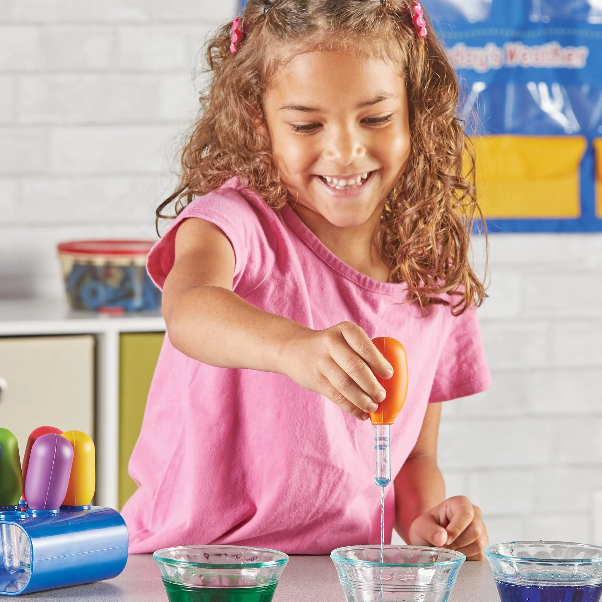 Learning Resources Riesen-Pipetten (Set mit 6 Stück in Halterung), pipetten groß für tuff Tray & Sensory Play, wasserspielzeug Kinder, Pipette für wissenschaftliche experimente für Kinder ab 3+ - Image 6