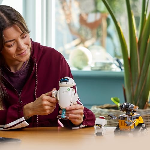 LEGO ǀ Disney and Pixar Wall-E und EVE - Kontruktionsspielzeug für Erwachsene - DIY Set zum Basteln - Baumodell mit M-O & Hal Figuren - Deko zum Bauen - Kreatives Geschenk für Männer und Frauen 43279 - Image 4