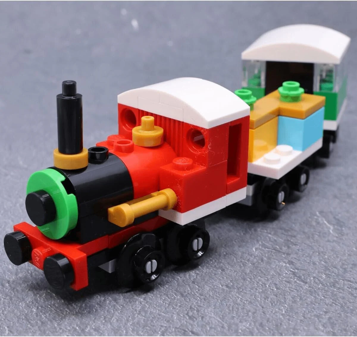 LEGO 30584 - Creator Winter Christmas Train - Image 4
