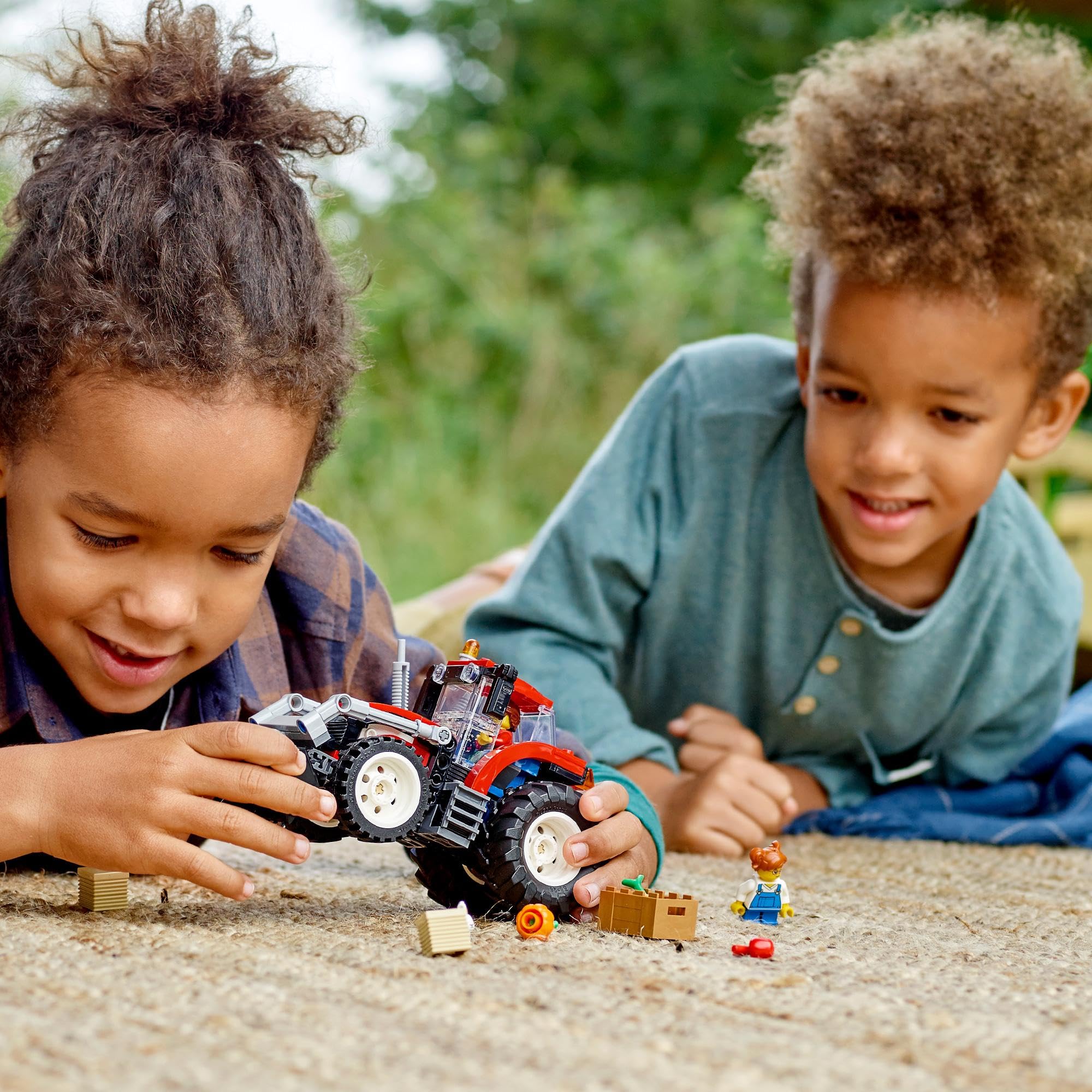 LEGO 60287 City Traktor Spielzeug, Bauernhof Set mit Minifiguren und Tierfiguren, toll als Geschenk für Jungen und Mädchen ab 5 Jahren - Image 4