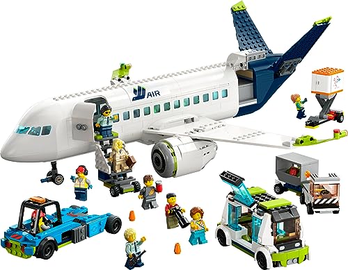 LEGO 60367 City Passagierflugzeug Spielzeug-Set, großes Flugzeug-Modell mit Fahrzeugen des Flughafen-Bodenpersonals: Vorfeldbus, Pushback-Schlepper, Catering-Lader, Gepäckwagen und 9 Minifiguren - Image 4