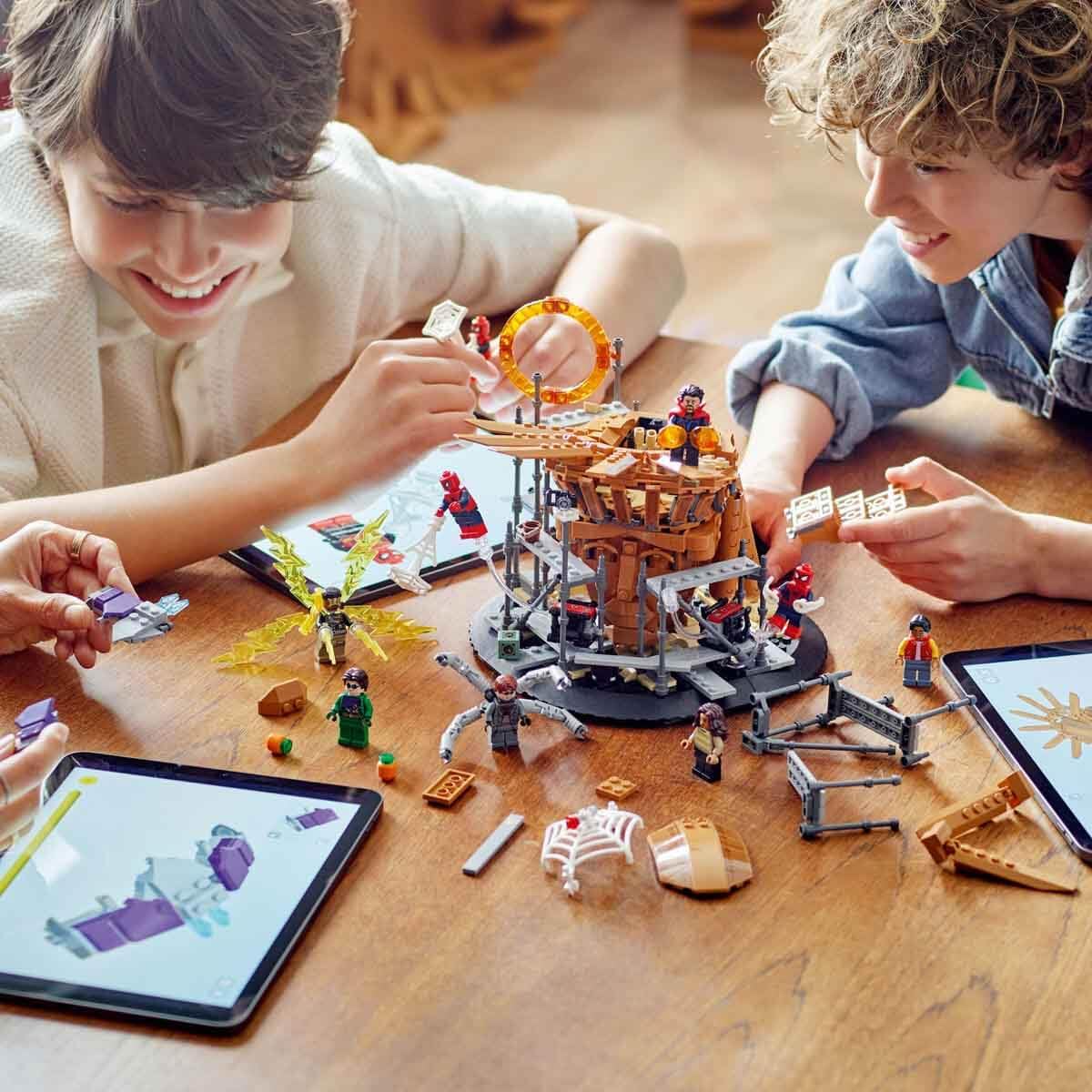 LEGO 76261 Marvel Spider-Mans großer Showdown, Spider-Man: No Way Home-Set mit 3 Peter Parker-Minifiguren sowie Green Goblin, Electro, Sandman, Ned, Doctor Strange und MJ, Sammlermodell - Image 12
