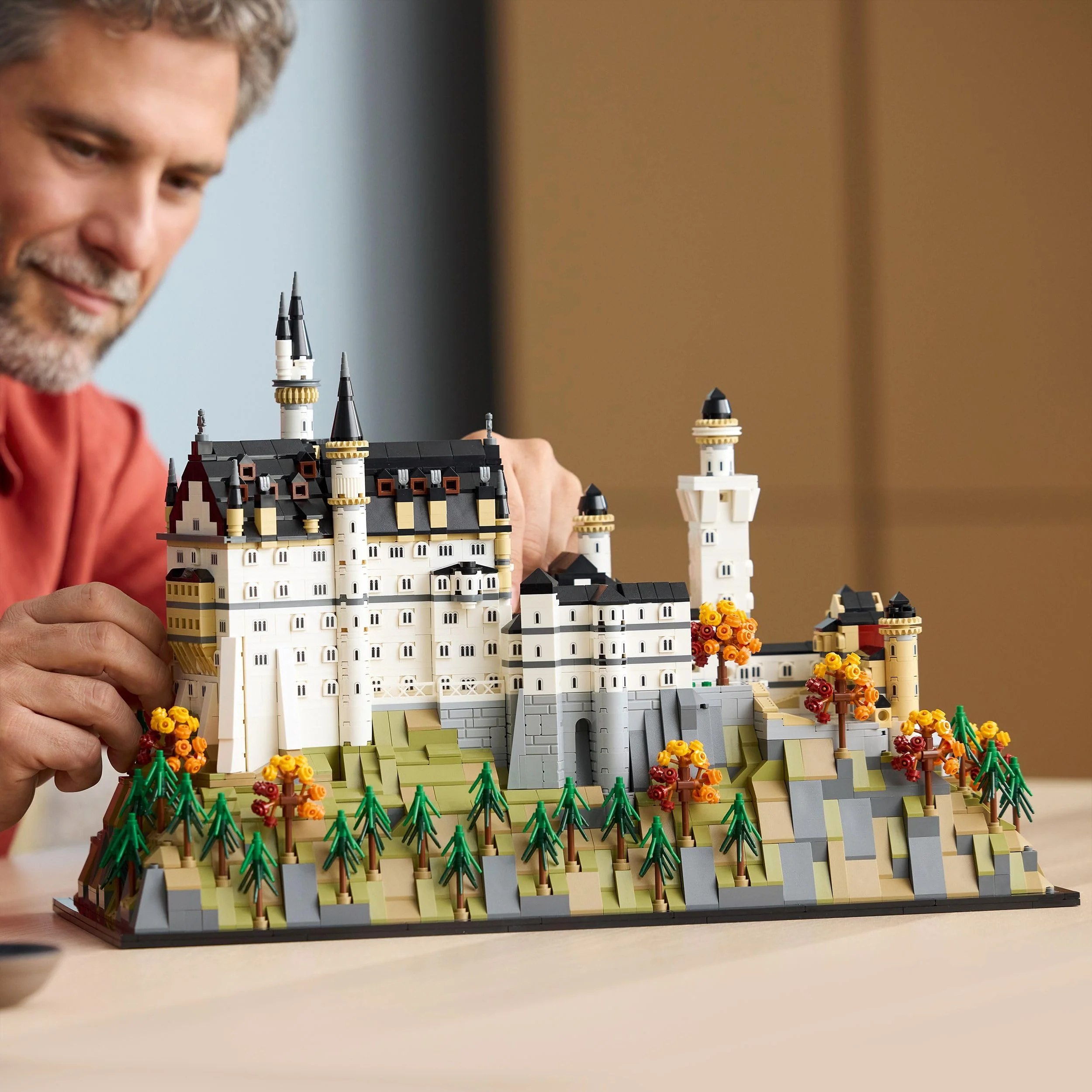 LEGO Architecture Schloss Neuschwanstein - Kreatives Bastelset und Konstruktionsspielzeug - Spielzeug für Männer und Frauen - Dekoration zum Bauen - Modellbau und Geschenk für Erwachsene - 21063 - Image 4
