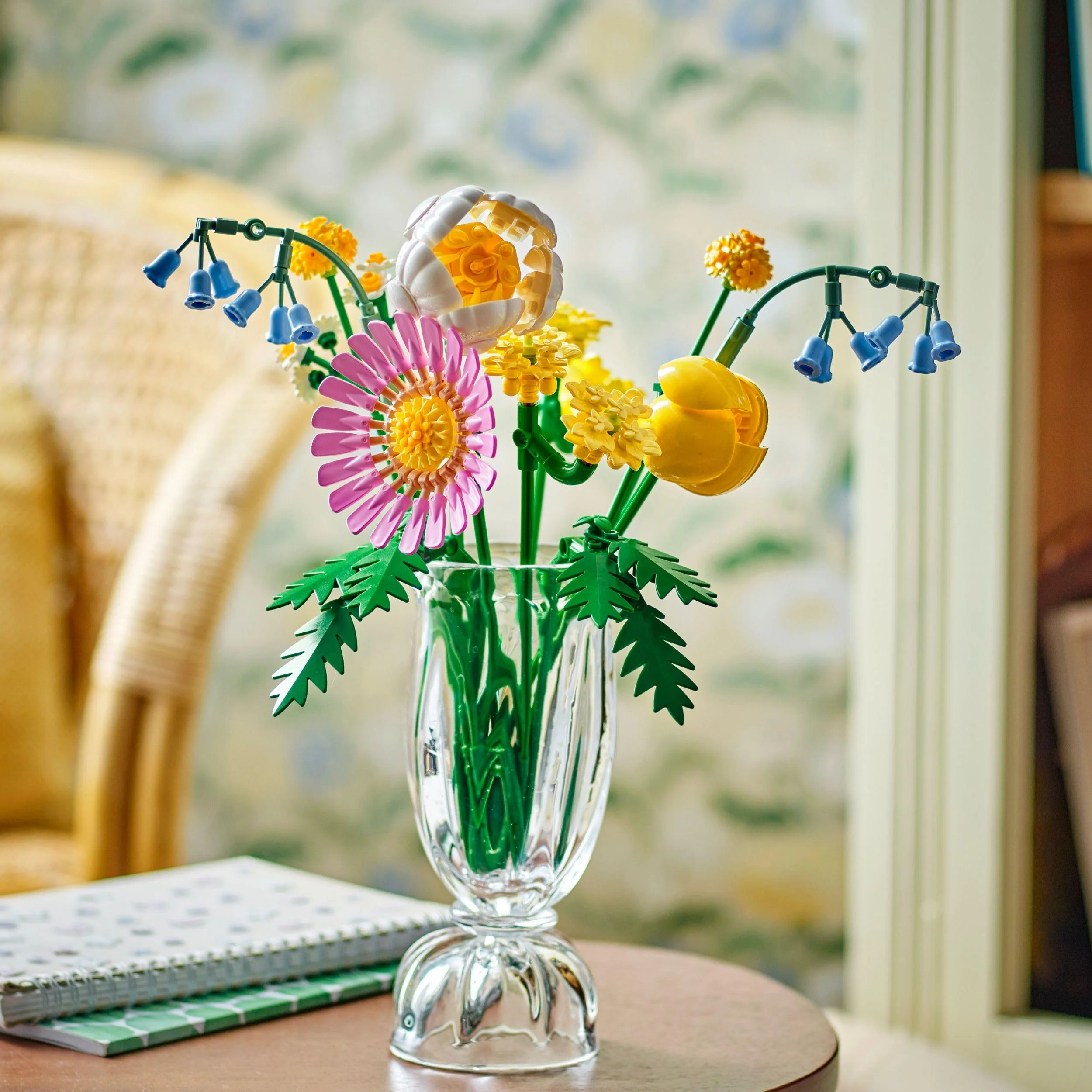 LEGO Botanicals Kleiner Sommerstrauß - Glockenblumen, Rosen, Tulpen und Kunstblumen – Blumen Deko für Zuhause – DIY Set - Geschenk zu Weihnachten für Kinder ab 9 Jahren – Geburtstagsgeschenk – 10347 - Image 3