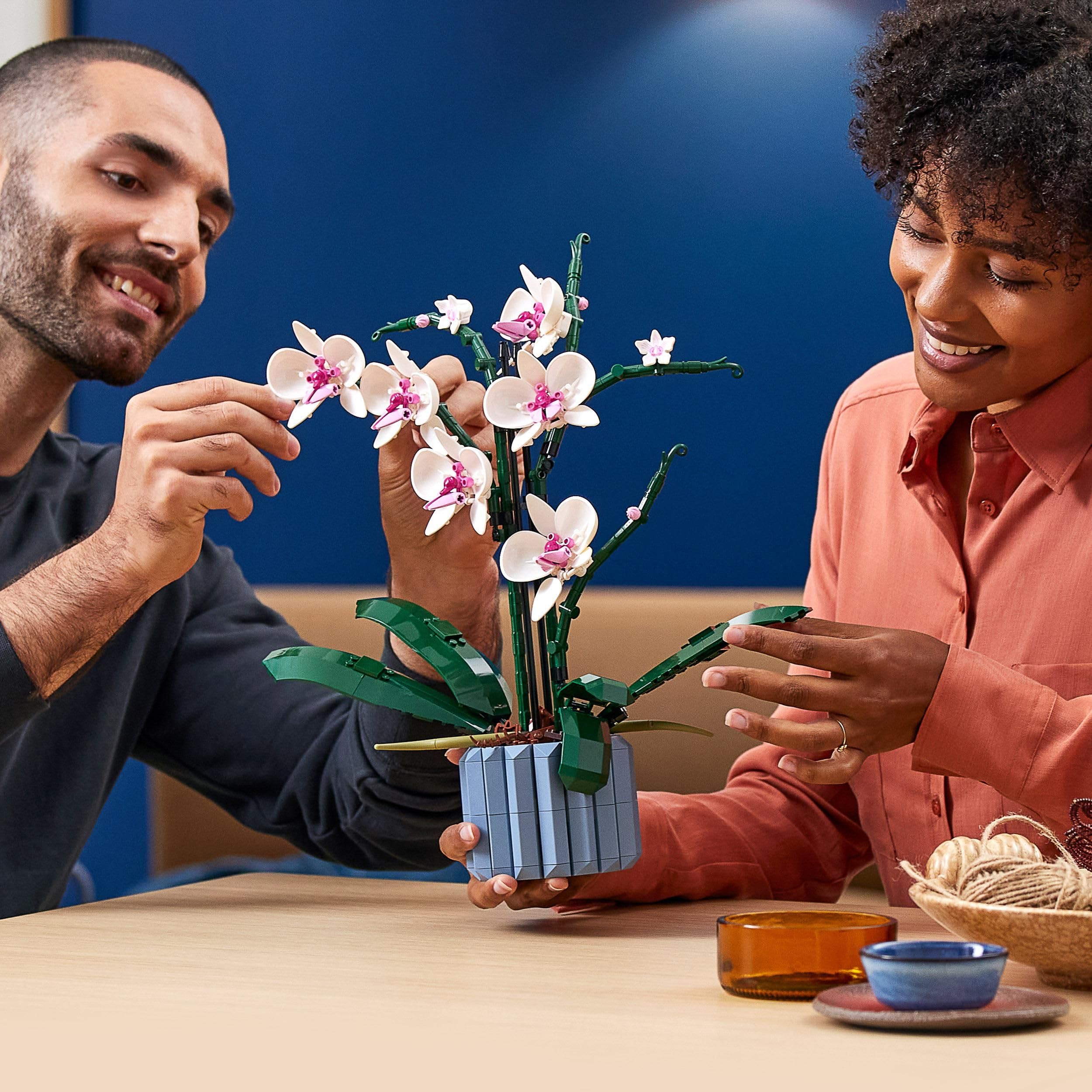 LEGO Botanicals Orchidee - Künstliche Pflanzen Set mit weißen und rosa Blumen - Modellbausatz für Erwachsene - Home und Zimmer-Deko - Botanik Kollektion - Geschenke für Frauen und Männer 10311 - Image 4