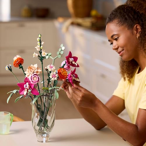 LEGO Botanicals Schöner Rosafarbener Blumenstrauß - Blumendeko - Bauset für Erwachsene - Dekorative Gänseblümchen, Kornblumen, Rosen und Holunderblüten zum Ausstellen - Bürodekoration 10342 - Image 5