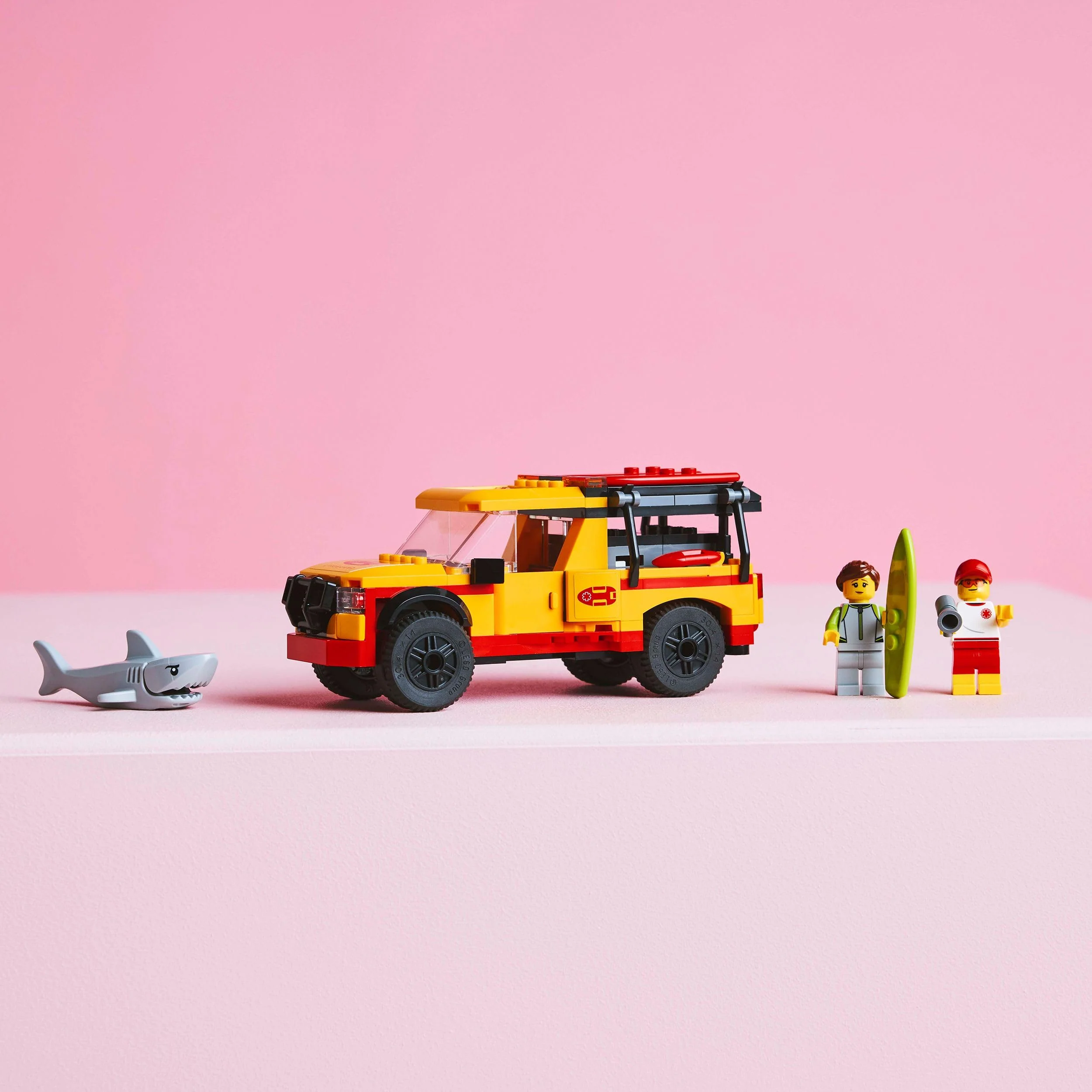 LEGO City Einsatzfahrzeug der Rettungsschwimmer - Geländewagen Spielzeug mit 2 Minifiguren und Hai - Bauset für Mädchen und Jungen ab 6 Jahren - Geschenkidee für Surfer und Wassersportfans 60453 - Image 4