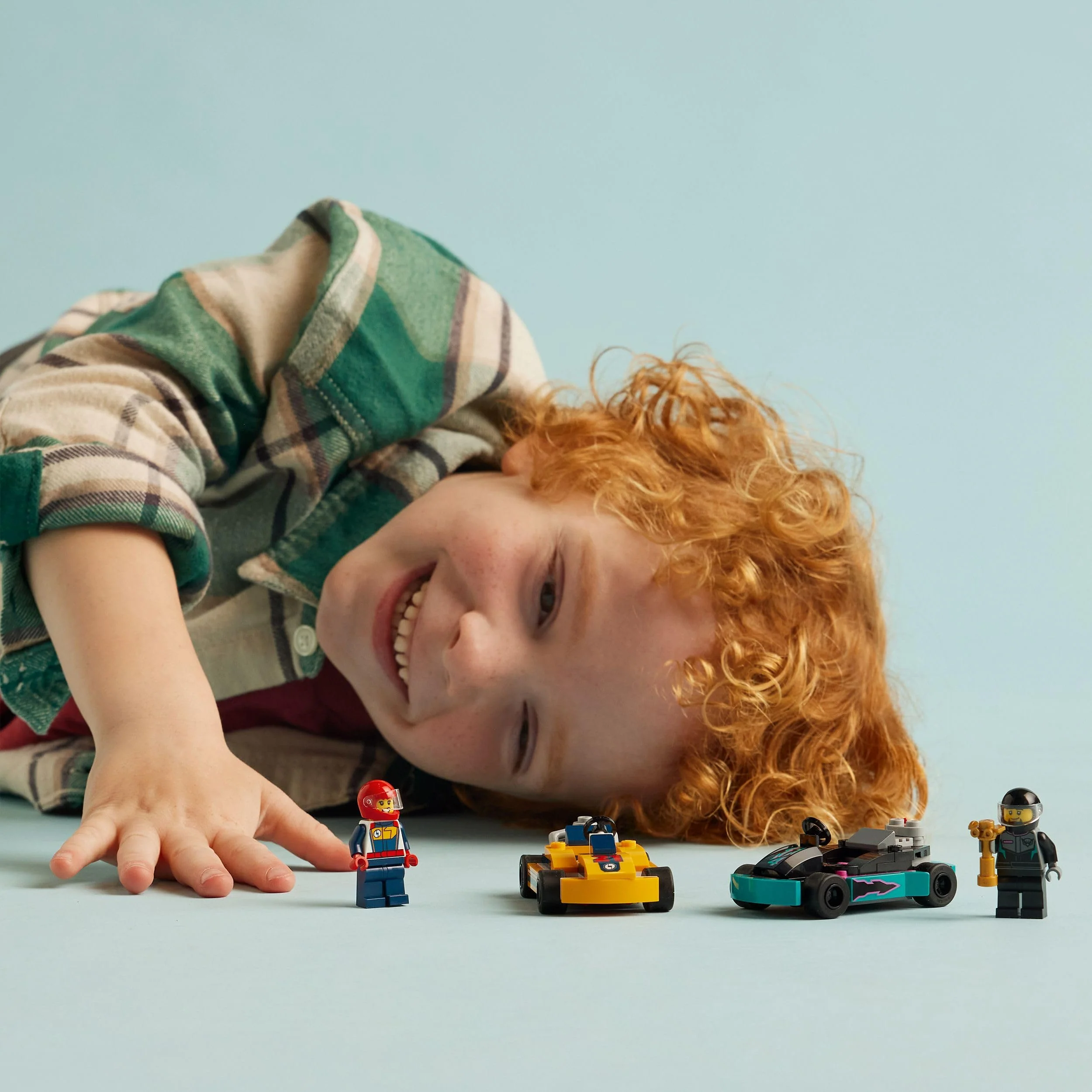 LEGO City Go-Karts mit Rennfahrern, Set mit 2 Rennfahrer-Minifiguren und Rennautos, Auto-Spielzeug ab 5 Jahren für Jungs und Mädchen, lustiges Geschenk für Kinder 60400 - Image 7