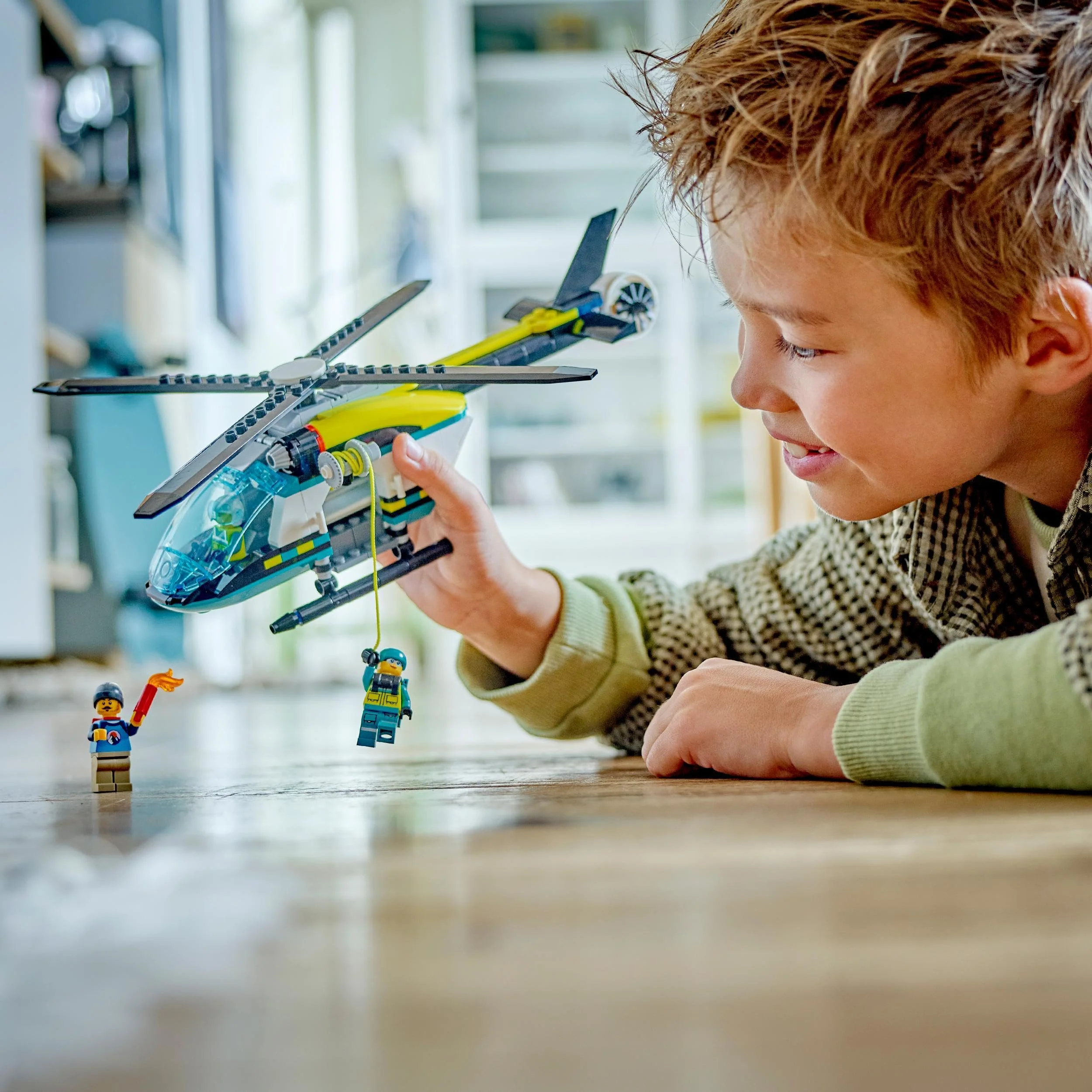 LEGO City Rettungshubschrauber, Hubschrauber-Spielzeug für Kinder, Helikopter mit Seilwinde, Rotoren und 3 Figuren inkl. Pilot, Wanderer und Luftretter, Geschenk für 6-jährige Jungs und Mädchen 60405 - Image 3