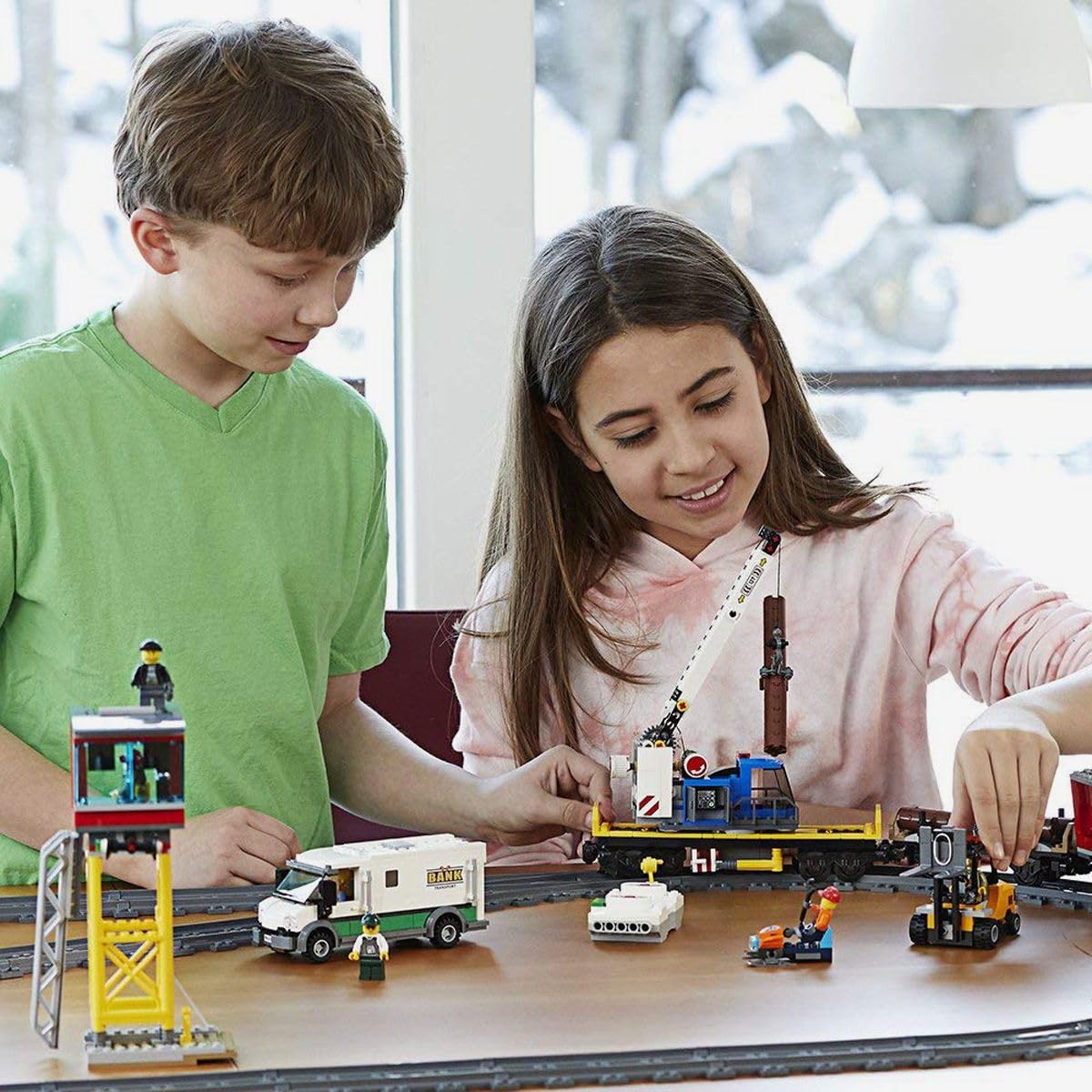 LEGO City Trains Güterzug - Zug Spielzeug, Gabelstapler, 32 Gleisstücke, Signalleuchten & 6 Minifiguren – Lokomotive Spielset für Kinder - Kreatives Geschenk für Jungen & Mädchen ab 6 Jahren - 60198 - Image 6