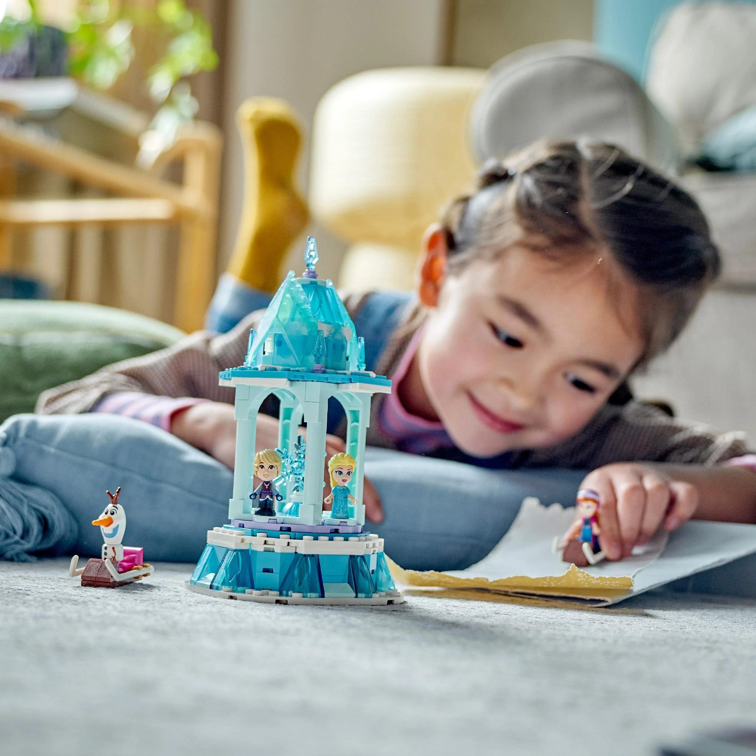 LEGO Disney Princess Annas und Elsas magisches Karussell, Die Eiskönigin Spielzeug, Inspiriert vom Frozen Eispalast mit 3 ikonischen Mikro-Puppen-Figuren und Olaf-Figur 43218 - Image 4