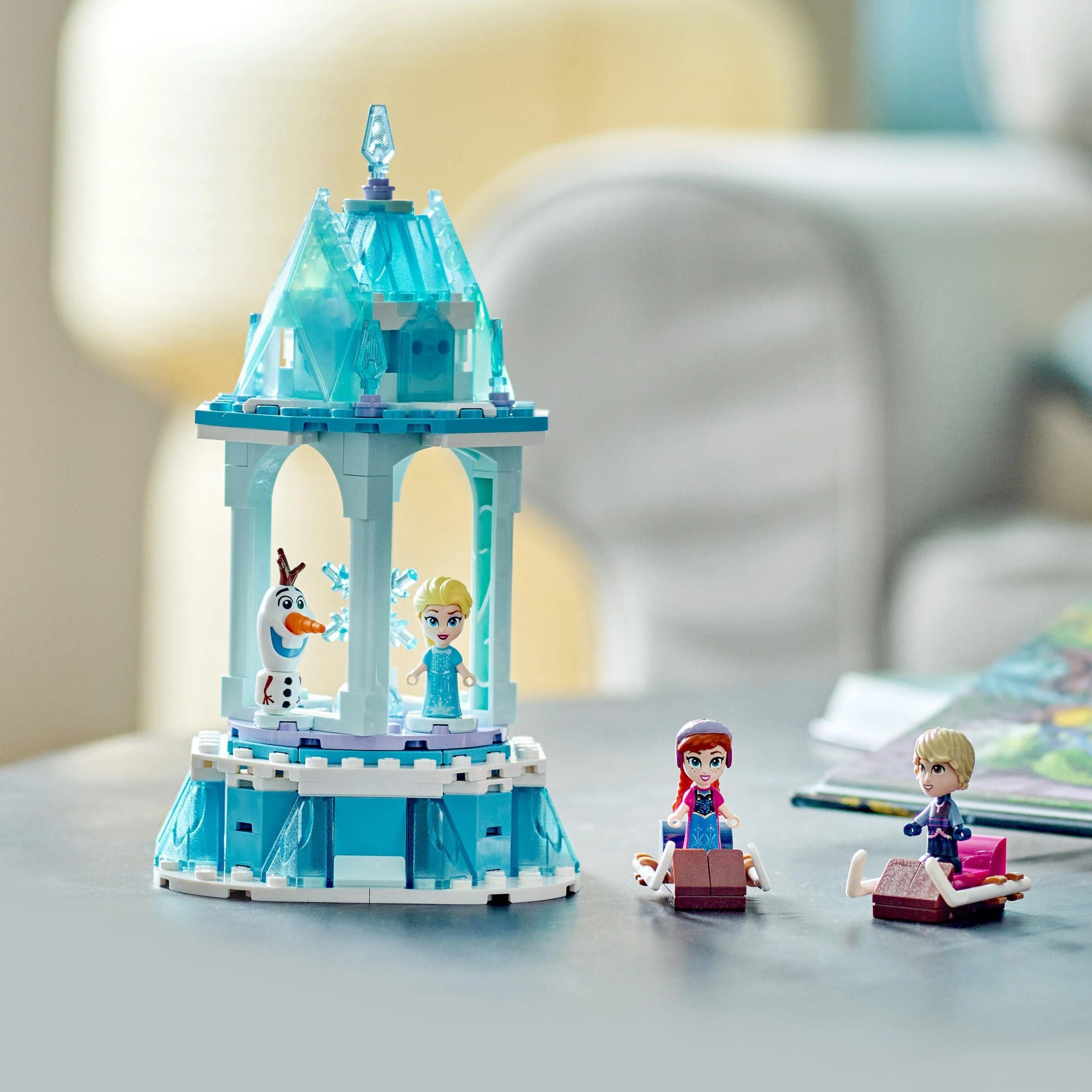 LEGO Disney Princess Annas und Elsas magisches Karussell, Die Eiskönigin Spielzeug, Inspiriert vom Frozen Eispalast mit 3 ikonischen Mikro-Puppen-Figuren und Olaf-Figur 43218 - Image 5