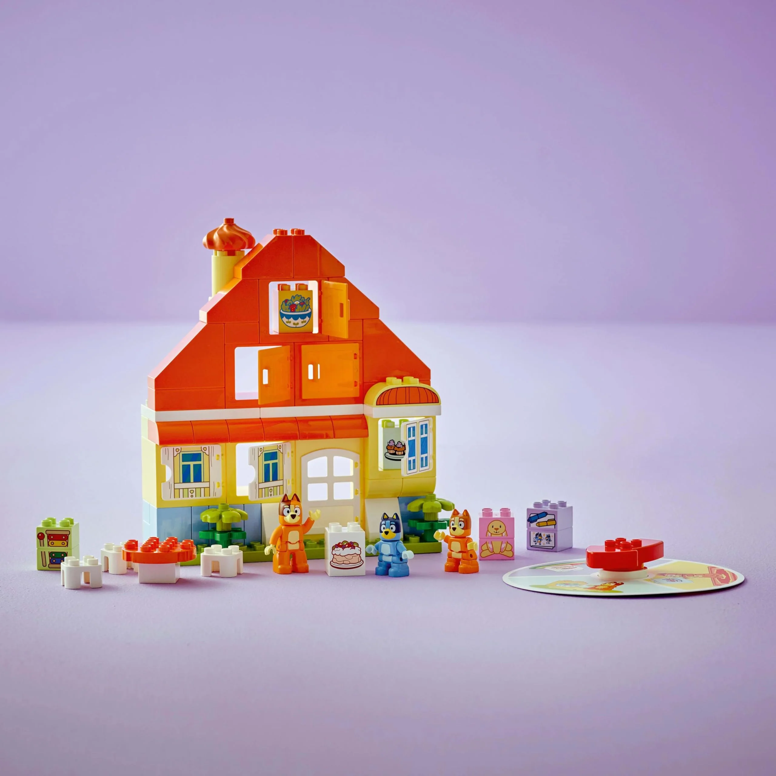 LEGO DUPLO Bluey: Blueys Familienhaus mit Memory-Spiel - Lernspielzeug für Kleinkinder - Inkl. 3 Minifiguren, aufklappbare Fenster und Brettspiel - Geschenk für Jungen & Mädchen ab 3 Jahren - 10459 - Image 6