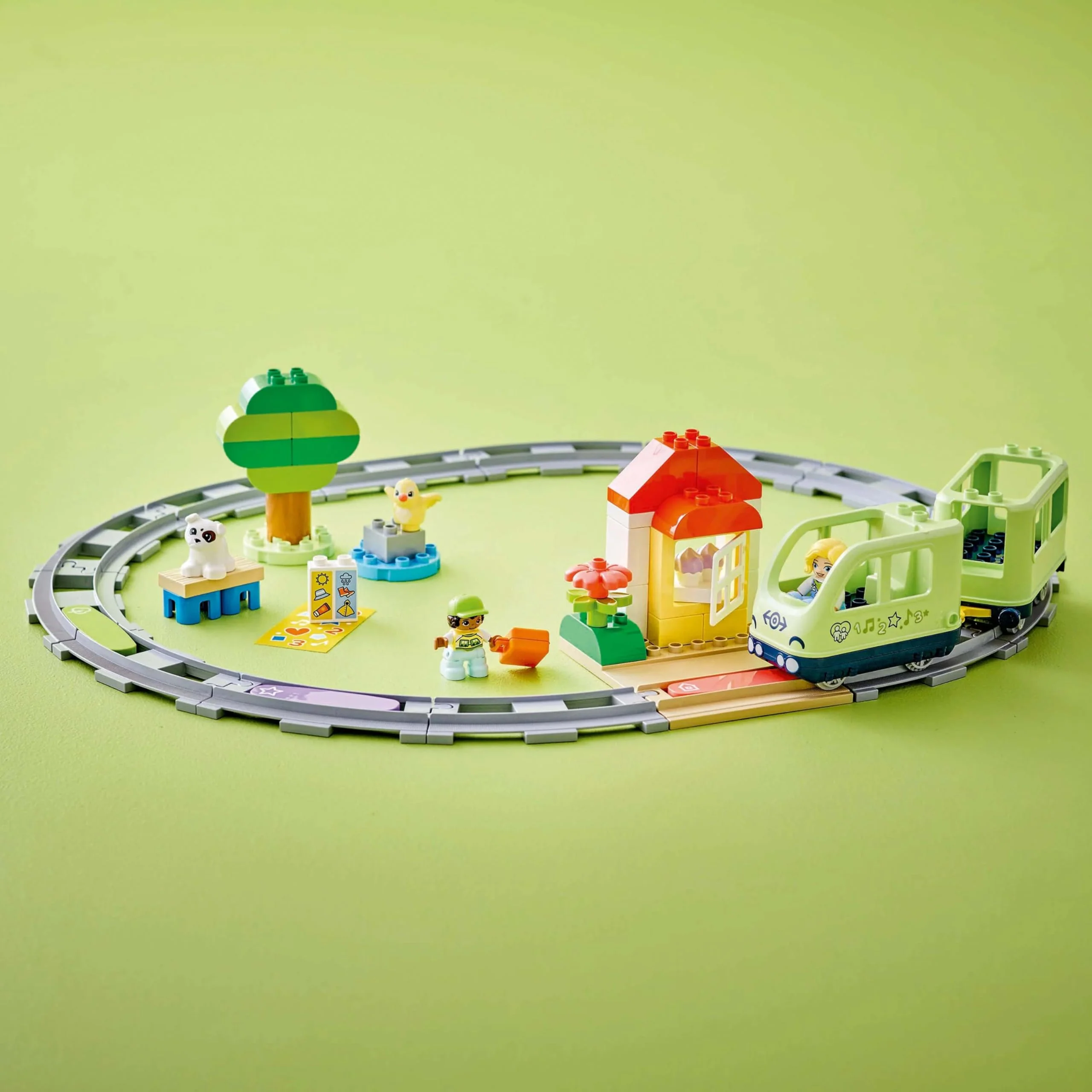LEGO DUPLO Interaktive Abenteuer-Eisenbahn - Lernspielzeug für Kleinkinder ab 2 Jahren – 14 Gleisstücke, Aktionssteine mit Geräuschen und 4 Spielfiguren – Geschenkidee für Jungen & Mädchen - 10427 - Image 4