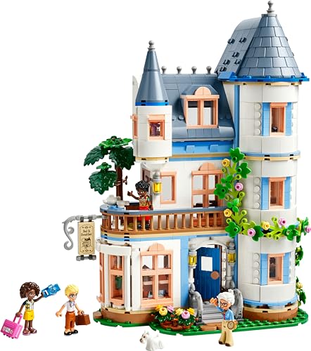 LEGO Friends Burg mit Ferienunterkunft, Hotel-Spielset für Kinder und Teenager ab 12 Jahren mit 4 Spielfiguren, Hund und Zubehör, Geschenkidee für Mädchen und Jungen 42638 - Image 4