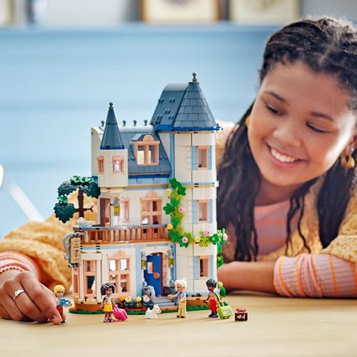 LEGO Friends Burg mit Ferienunterkunft, Hotel-Spielset für Kinder und Teenager ab 12 Jahren mit 4 Spielfiguren, Hund und Zubehör, Geschenkidee für Mädchen und Jungen 42638 - Image 5