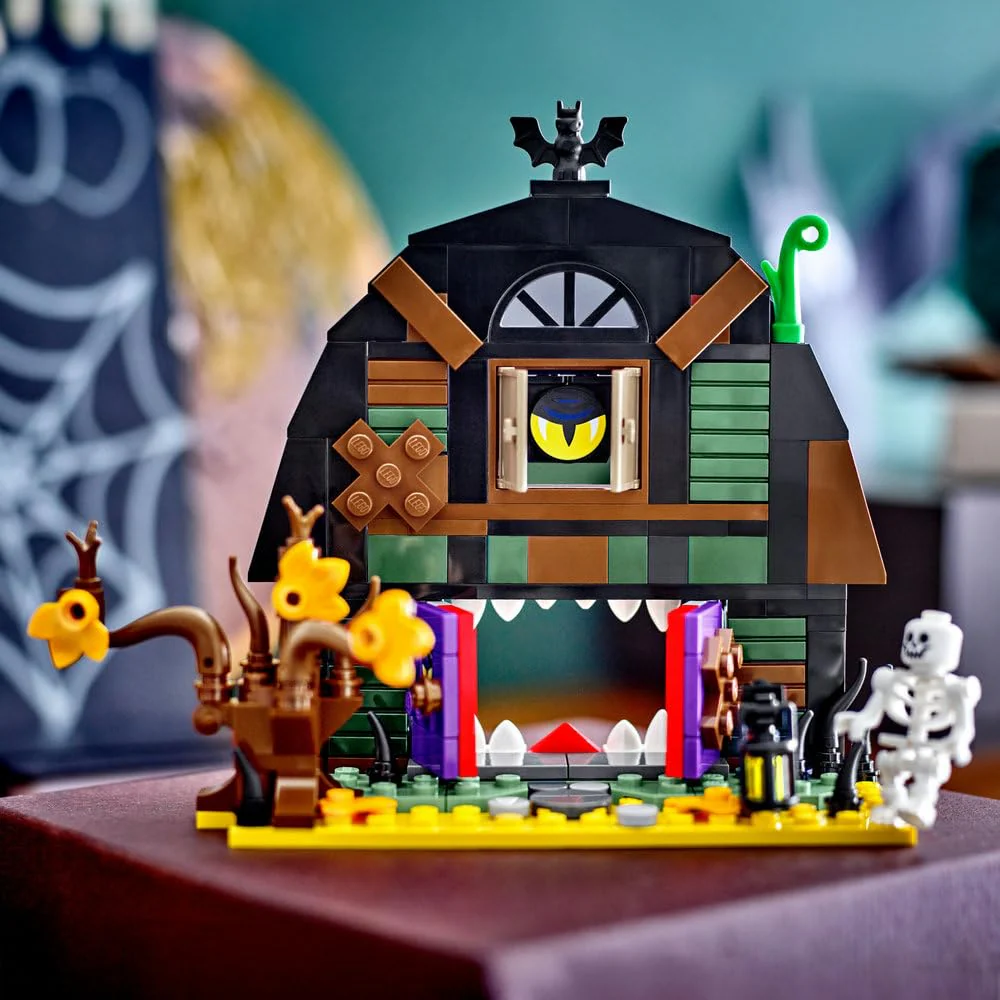 LEGO Halloween-Scheune - Kinder Spielzeug mit Skelett Minifigur - Bauset mit Fledermaus, Flasche, Lampe und weiterem Zubehör - Kreatives Jungen und Mädchen ab 8 Jahren - 40721 - Image 7