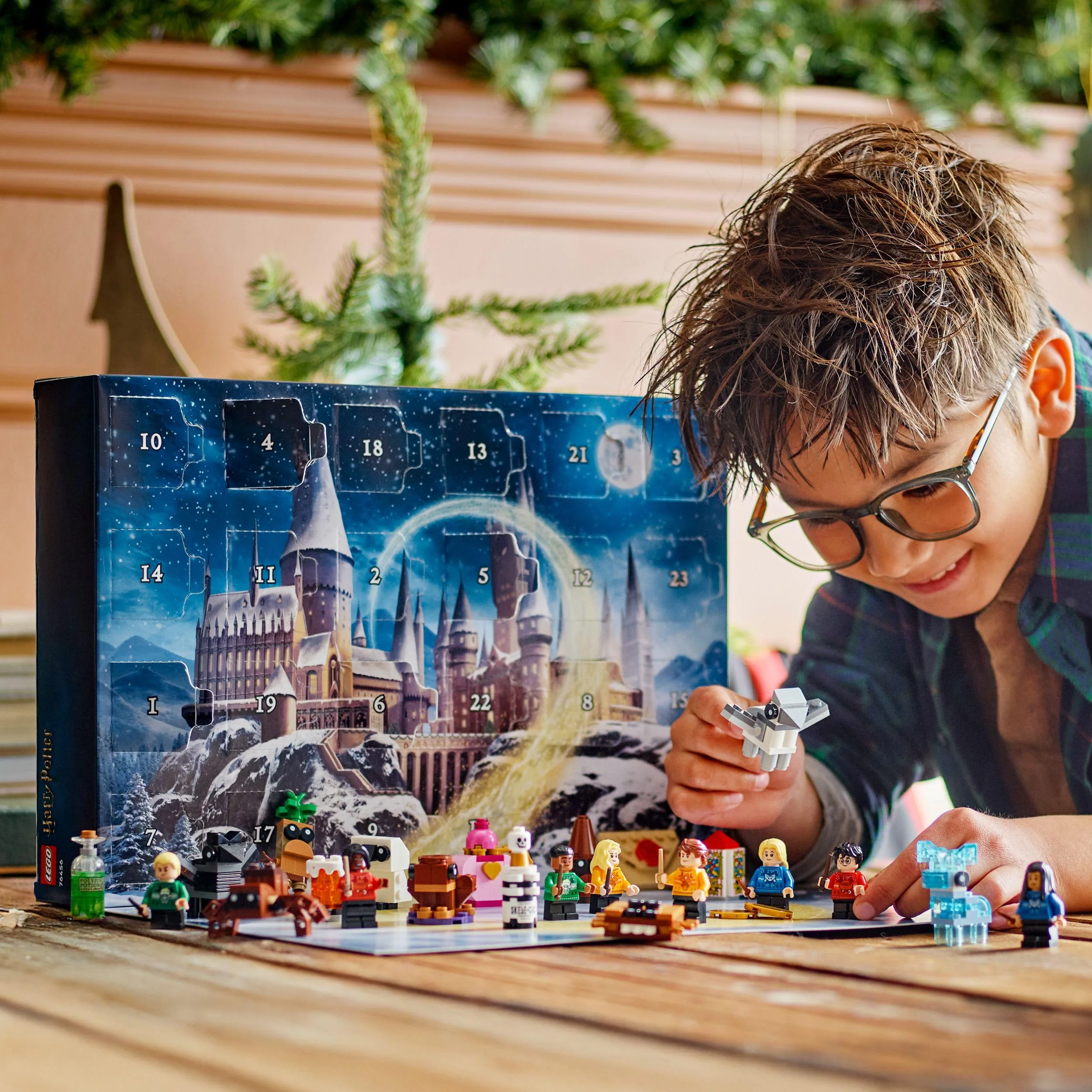 LEGO Harry Potter Adventskalender 2025 - Weihnachten Spielzeug mit 24 Überraschungen - 8 Minifiguren in festlichen Pullovern & 6 Figuren - Geschenk für Mädchen und Jungen ab 7 Jahren - 76456 - Image 4