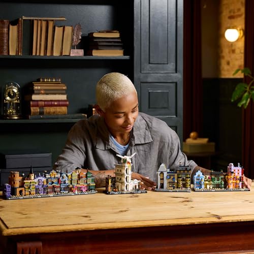 LEGO Harry Potter Die Zauberläden der Winkelgasse - Miniaturstraße zum Ausstellen - 12 Mikrofiguren zum Sammeln, inkl. Harry Potter, Draco Malfoy, Hermine Granger - Geschenk für Erwachsene 76444 - Image 4