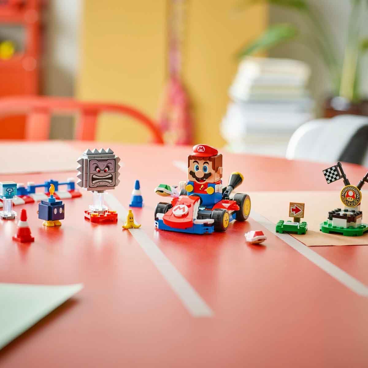 LEGO Mario Kart - Interaktiver Mario & Standard-Kart - Nintendo Spielzeug - Spiel Rennstrecke mit Auto, 3 Figuren, Podium & Barrieren - Gamer Geschenk für Jungen & Mädchen ab 7 Jahren - 72043 - Image 9