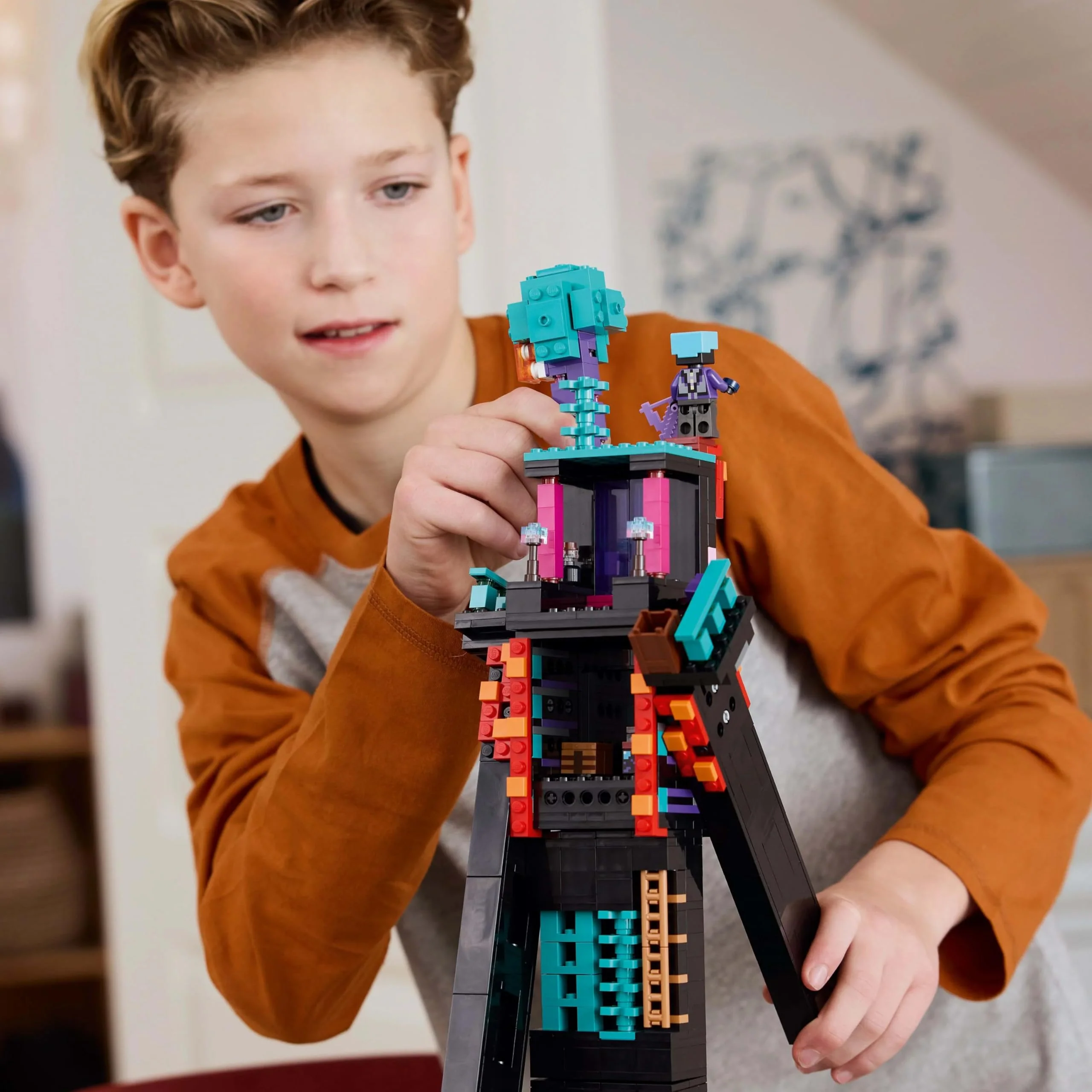 LEGO Minecraft 2in1 Der Enderman-Turm - Modulares Gaming Spielzeug - Lässt Sich in 2 Festungen umbauen - Mit 4 Minifiguren zum Sammeln - Gamer Geschenk für Jungen und Mädchen ab 9 Jahren - 21279 - Image 4