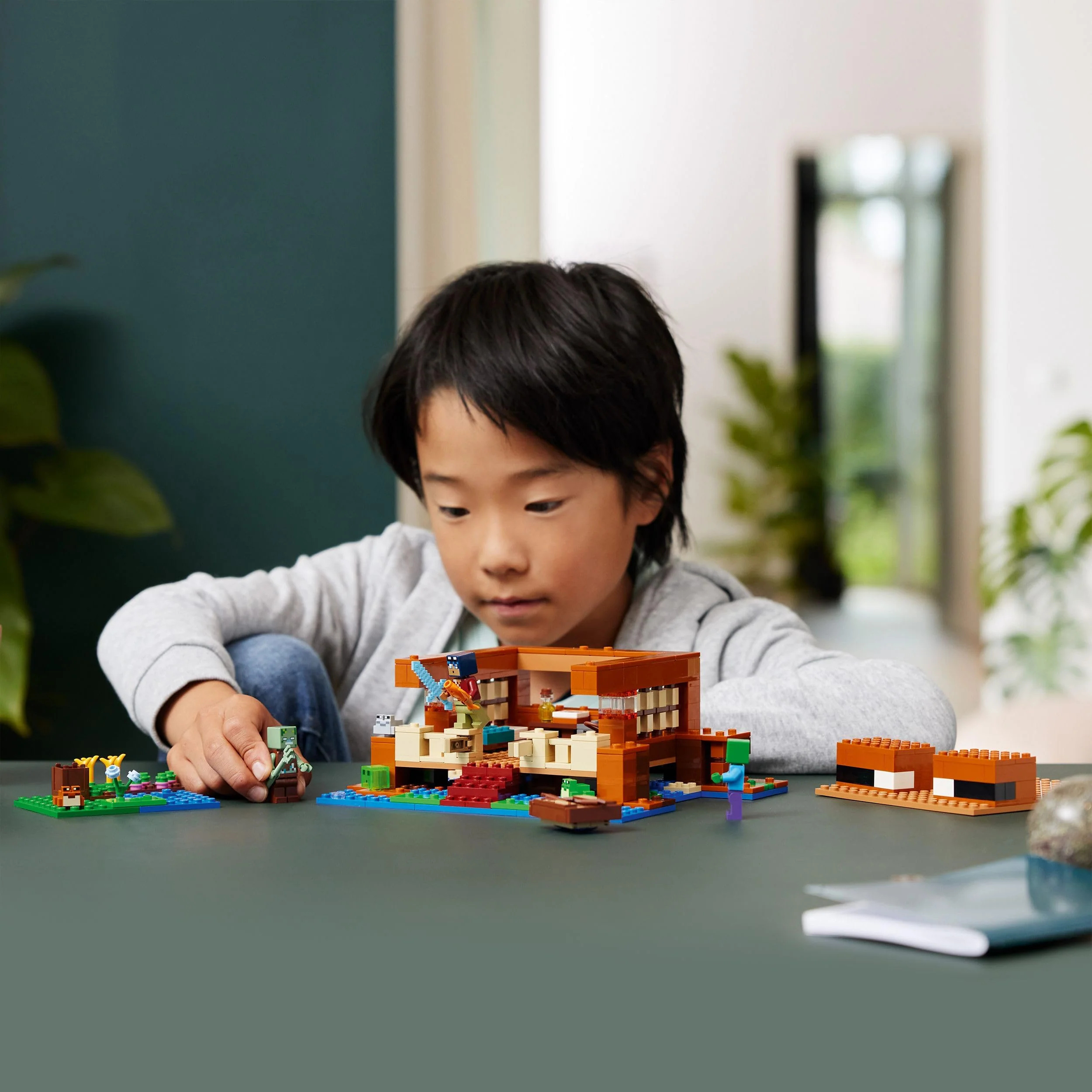 LEGO Minecraft Das Froschhaus - Spielzeug mit Boot, Tierfiguren & Zubehör - Gaming Spielset mit Ruderboot, Ofen, Kuchen und Honig - Gamer Geschenk für Jungen & Mädchen ab 8 Jahren - 21256 - Image 7