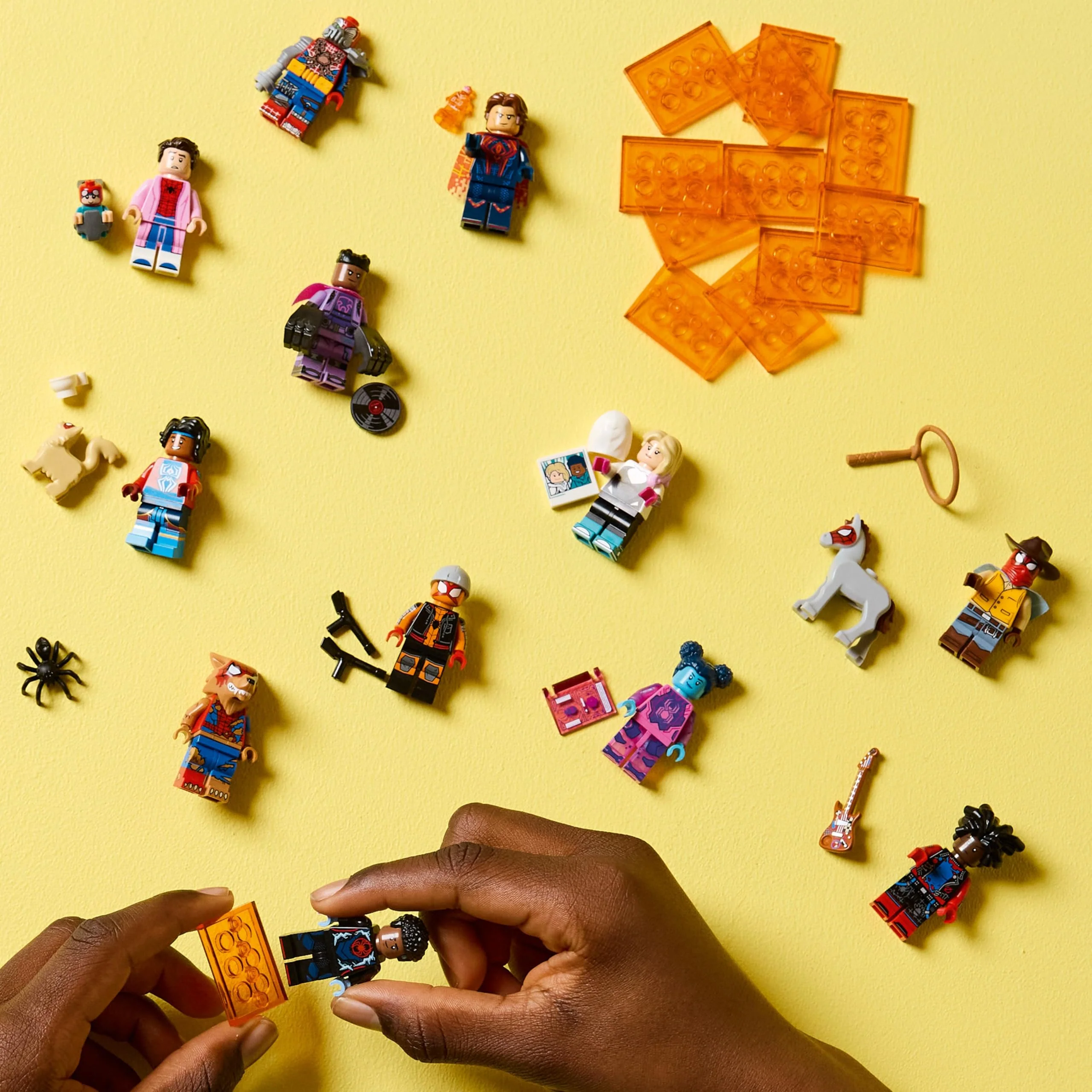 Lego Spiderman Minifiguren Serie mit 12 Spider-Man Figuren: Komplett-Set der Lego Minifiguren Serie 71050 Across The Spider-Verse (inkl. bedruckter Fliese) - Image 5
