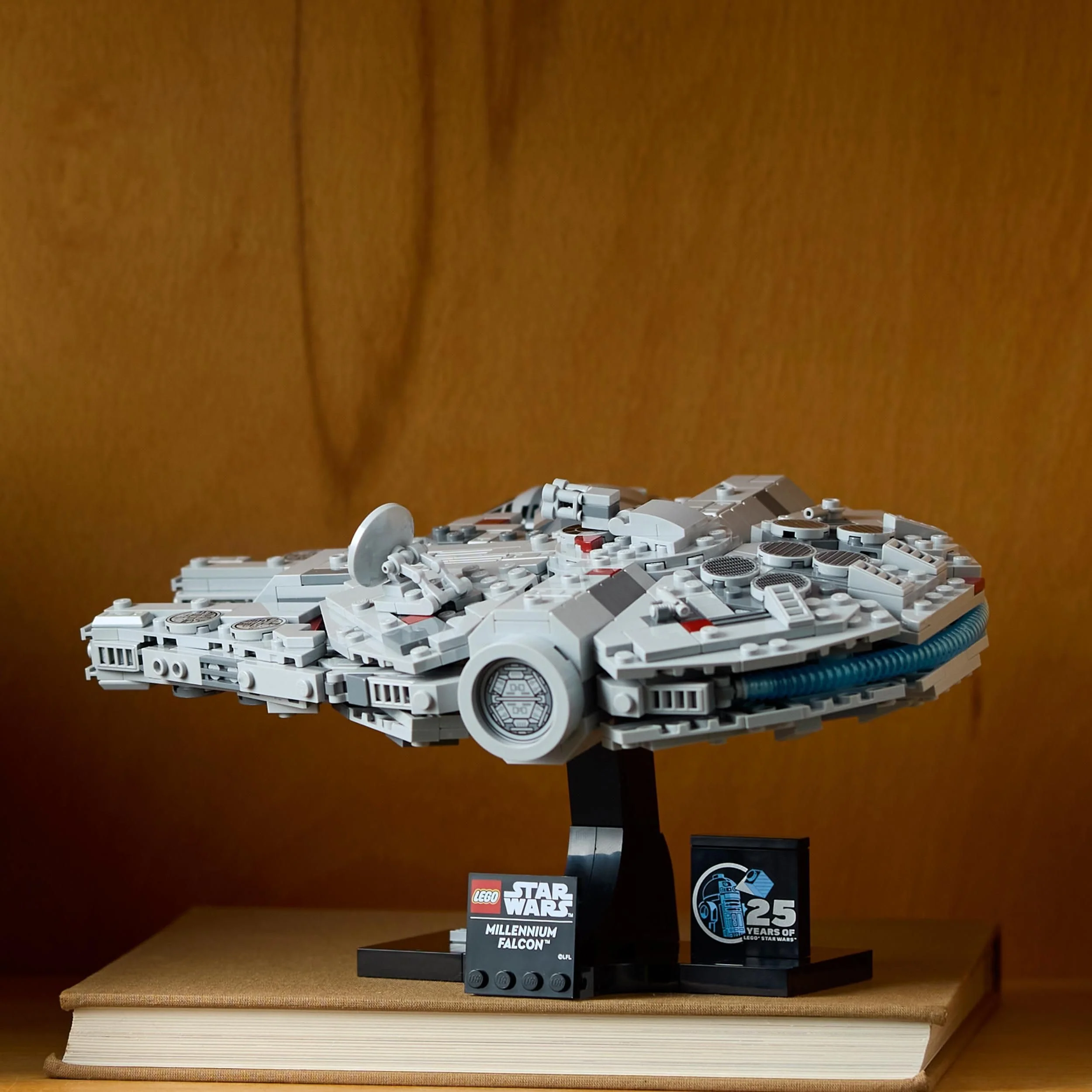 LEGO Star Wars 75375 Millenium Falke – Raumschiff-Modell für Erwachsene mit Display-Ständer und Namensschild als Coole Schreibtischdeko – Geschenk für Fans von Eine Neue Hoffnung - Image 9