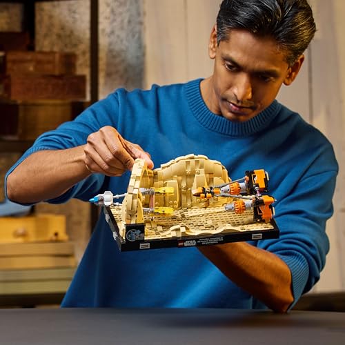 LEGO Star Wars Podrennen in Mos Espa – Diorama, Set für Erwachsene, Die dunkle Bedrohung Modellbausatz, enthält Anakin Skywalker's Podracer, Sammlerstück, Geschenke für Männer und Frauen 75380 - Image 5
