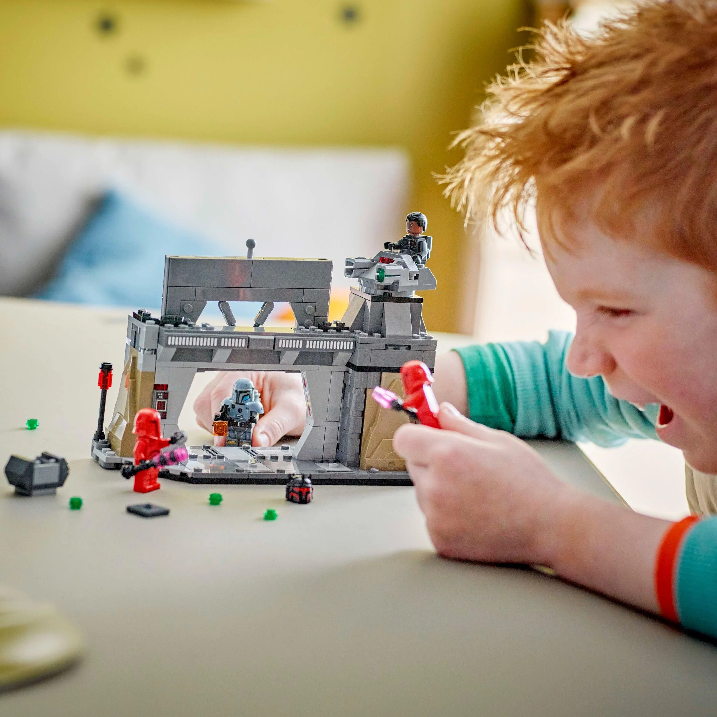 LEGO Star Wars: The Mandalorian Duell zwischen Paz Vizsla and Moff Gideon, Bauspielzeug zum Sammeln für Kinder, Geschenkidee für kreative Jungen und Mädchen ab 7 Jahren, Mandalorianer-Spielzeug 75386 - Image 5