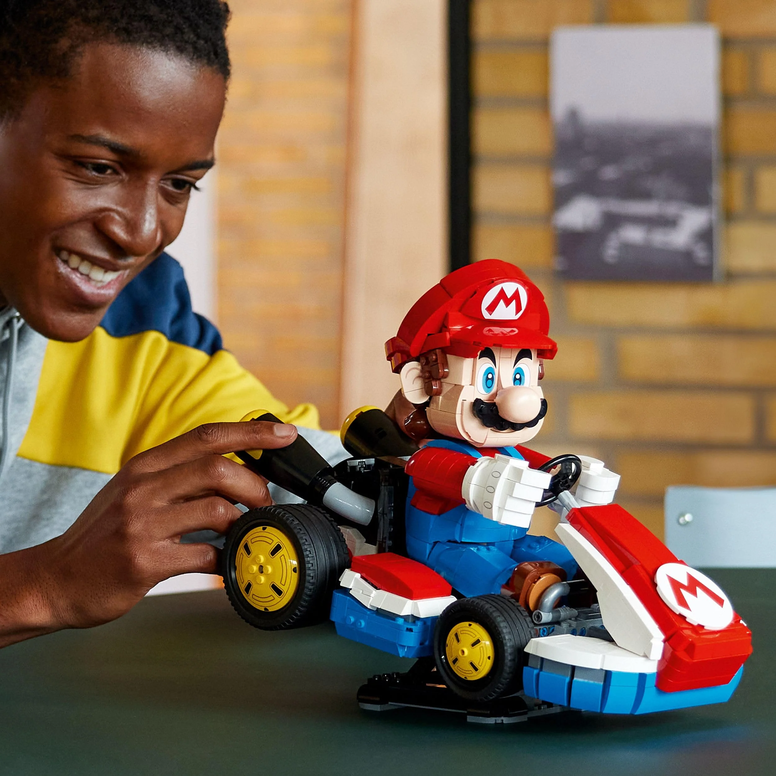 LEGO Super Mario: Mario Kart: Mario & Standard-Kart – Nintendo Figur und baubares Auto für Gaming-Fans – Sammlerstück für Erwachsene Gamer und Fans von Videospielen 72037 - Image 4