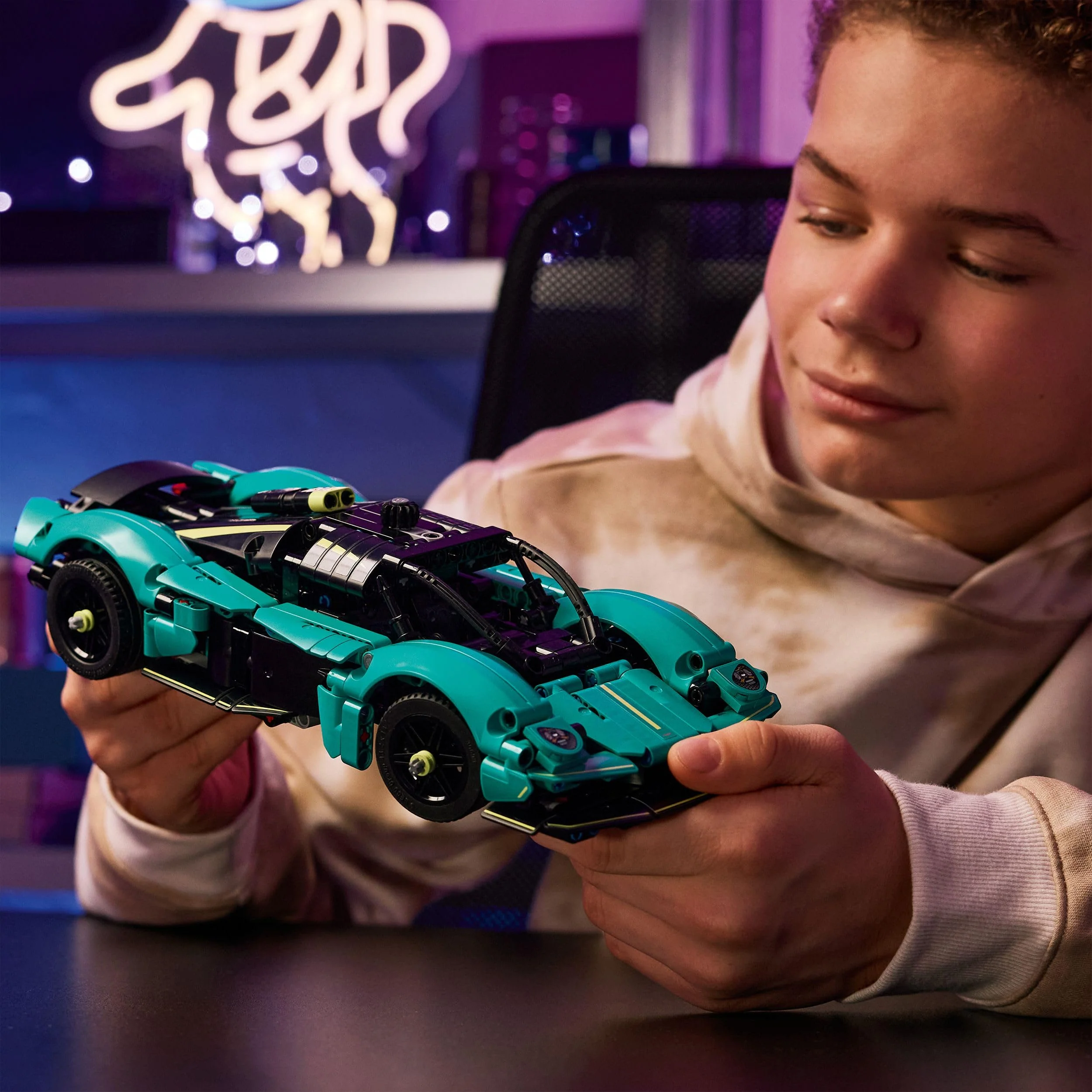 LEGO Technic Aston Martin Valkyrie Rennwagen Spielzeug - Modell-Bauset mit V12-Motor und aufklappbaren Flügeltüren - Sammlergeschenk für Jungen und Mädchen ab 9 Jahren - 42208 - Image 3