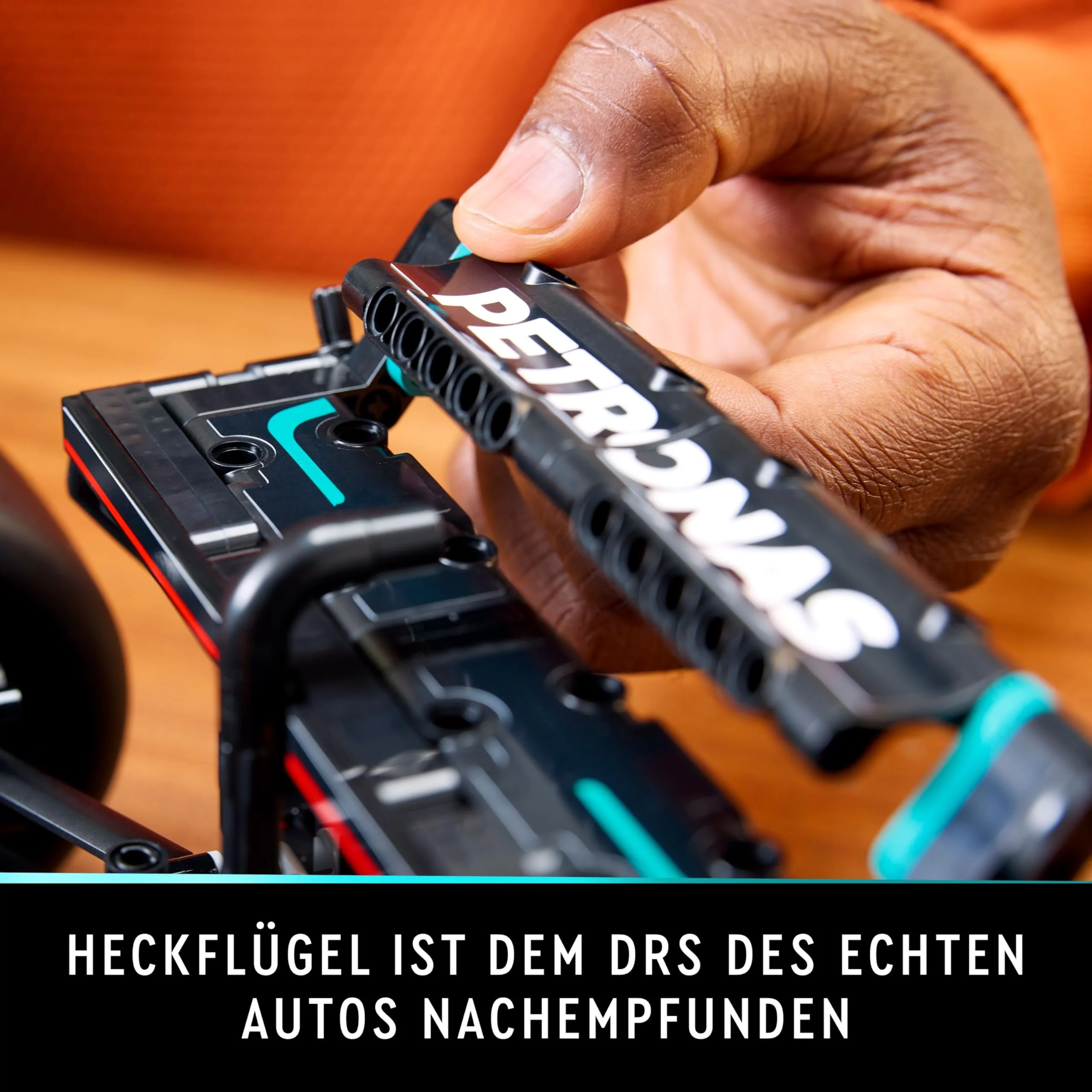 LEGO Technic Mercedes-AMG F1 W14 E Performance Set für Erwachsene, Maßstabsgetreuer Rennwagen Modellbausatz, Sammlerstücke für Zuhause oder Büro, Formel 1 Geschenke für Männer, Frauen 42171 - Image 9
