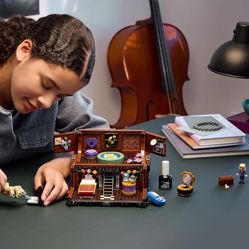 LEGO Wednesday - Die Wohnung des Eiskalten Händchens - Spielzeug zum Bauen mit Enid Minifigur, Händchen Figur & Zubehör - Spielset Geschenk für Mädchen, Jungen & Serienfans ab 12 Jahren - 76785 - Image 4