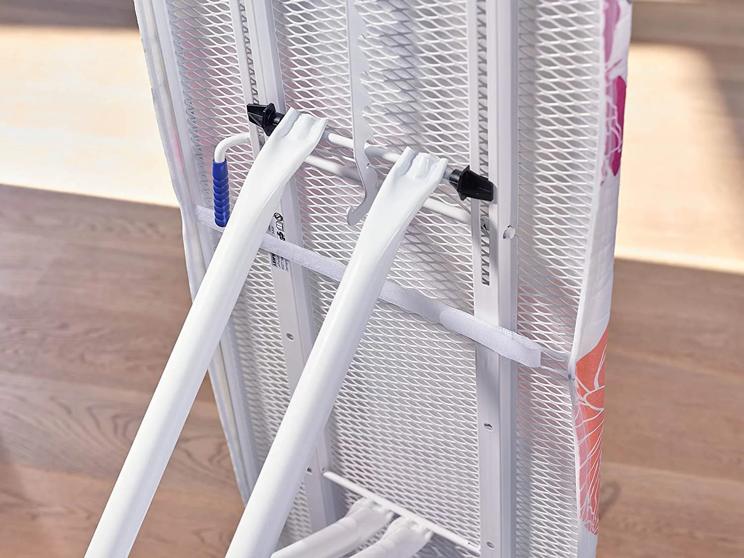 Leifheit Bügelbrettbezug Cotton Comfort Universal, für Dampfbügeleisen, für Bügelflächen bis max. 140 x 45 cm, mit extra dicker Polsterung, elastischem Gummizug - Image 2