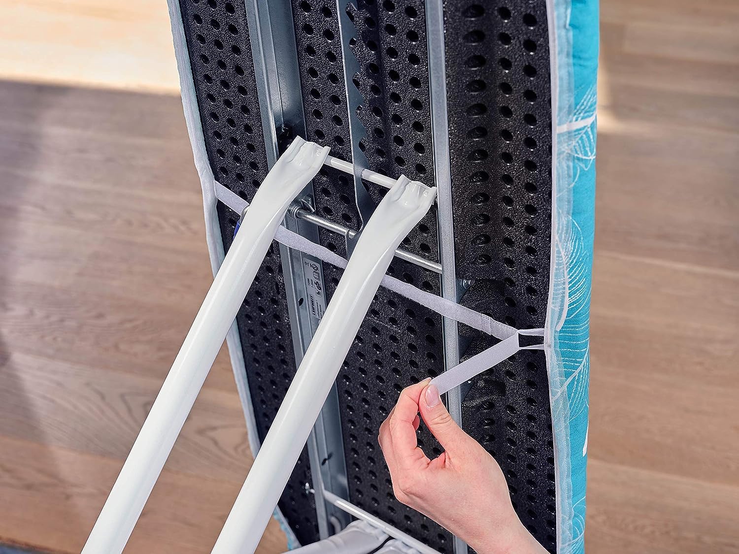 Leifheit Bügelbrettbezug Thermo Reflect Universal, für Bügelflächen bis max. 140 x 45 cm, für Dampfbügeleisen, mit Hitze- und Dampfreflektion für schnelleres Bügeln, mit elastischem Gummizug - Image 3