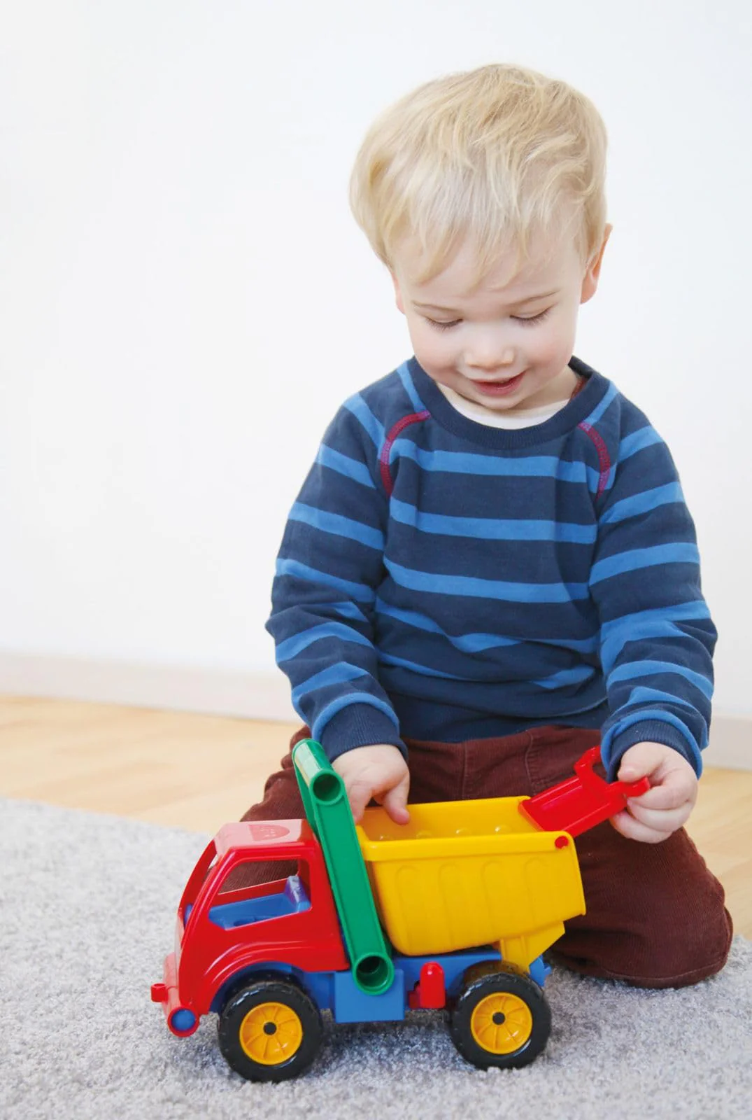 Lena 04150 - Aktive LKW Kipper, Baustellenfahrzeug ca. 27 cm, robuster Kipplaster mit Haltegriff und beweglicher Spielfigur, Muldenkipper Set, Spielfahrzeug für Kinder ab 2 Jahre - Image 3