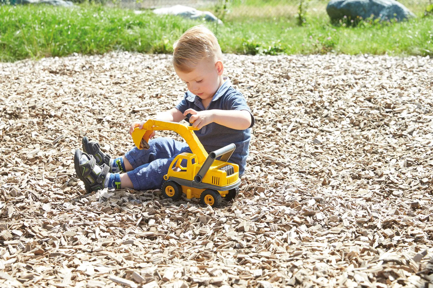 Lena 4211 EcoActives Bagger, Baustellenfahrzeug ca. 35 cm, robuster Schaufelbagger, natürlicher Holzgeruch durch ökologischen Holzanteil, Sandbagger für Kinder ab 2 Jahre, Spielfahrzeug in gelb - Image 6