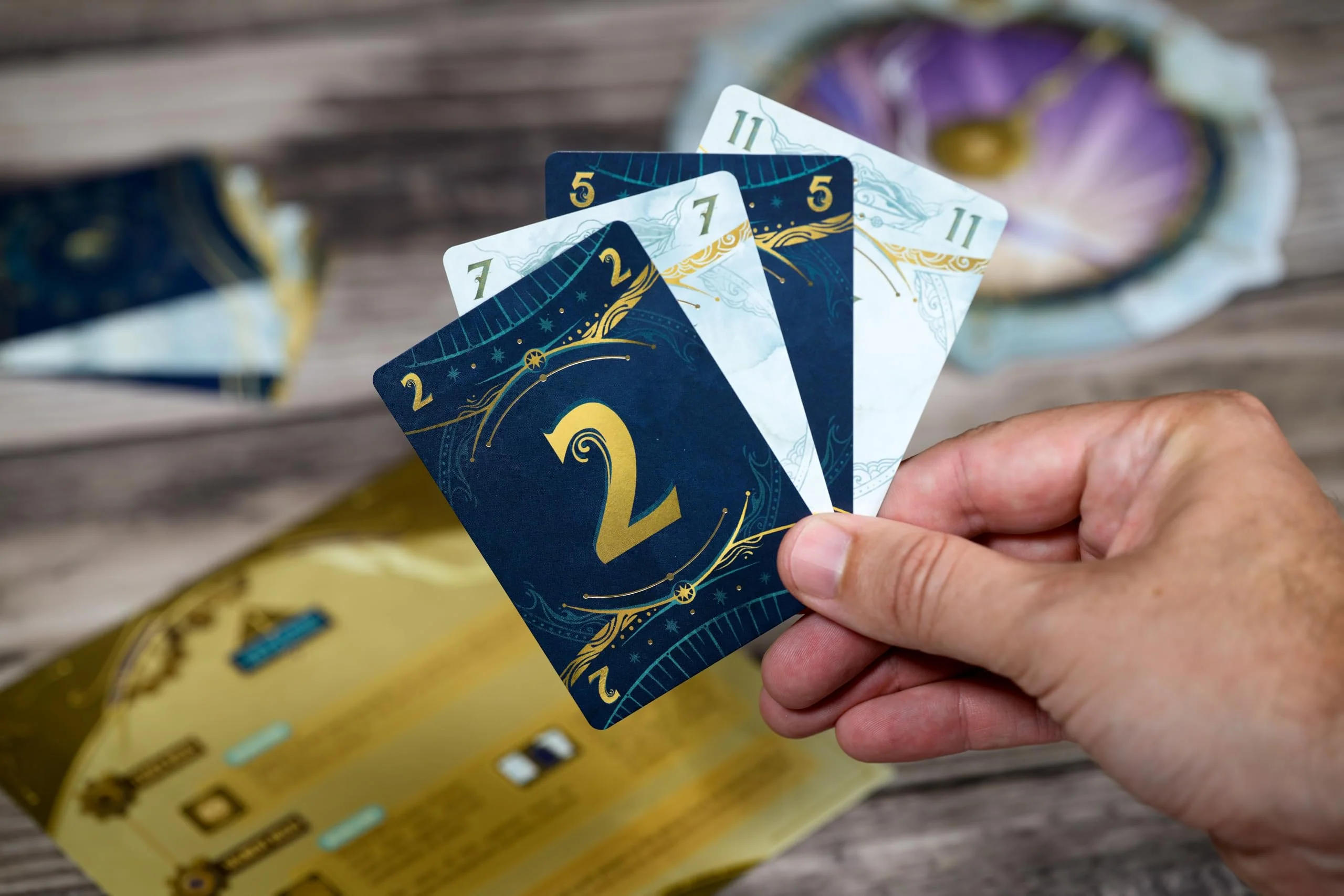 Libellud, Take Time, DE-Version, Kooperatives Deduktionsspiel für 2 bis 4 Spieler ab 10 Jahren, Strategisches und dynamisches Spiel mit 30 Minuten Spielzeit pro Partie - Image 3