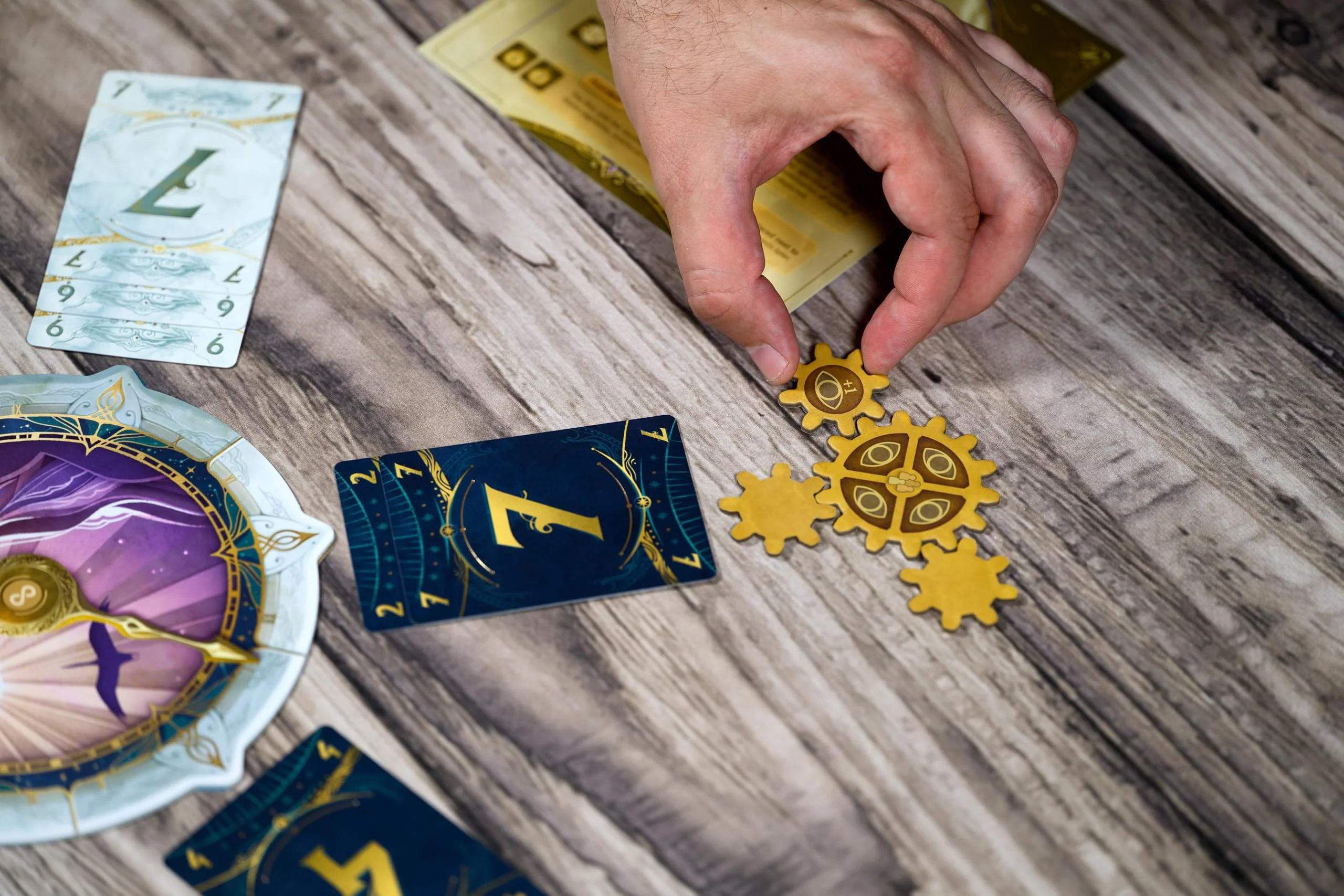 Libellud, Take Time, DE-Version, Kooperatives Deduktionsspiel für 2 bis 4 Spieler ab 10 Jahren, Strategisches und dynamisches Spiel mit 30 Minuten Spielzeit pro Partie - Image 4